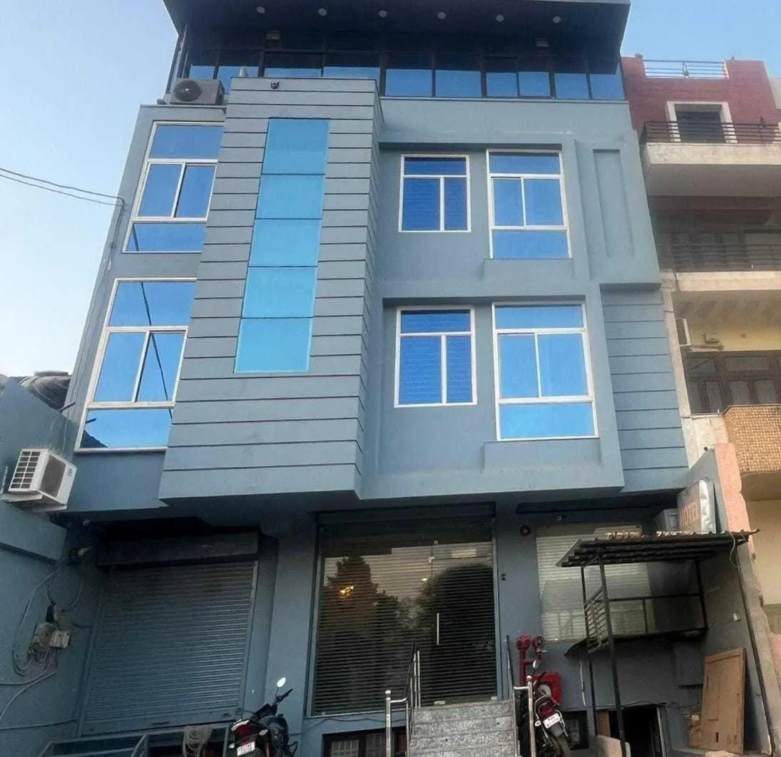 Facade/entrance in Collection O High Strret