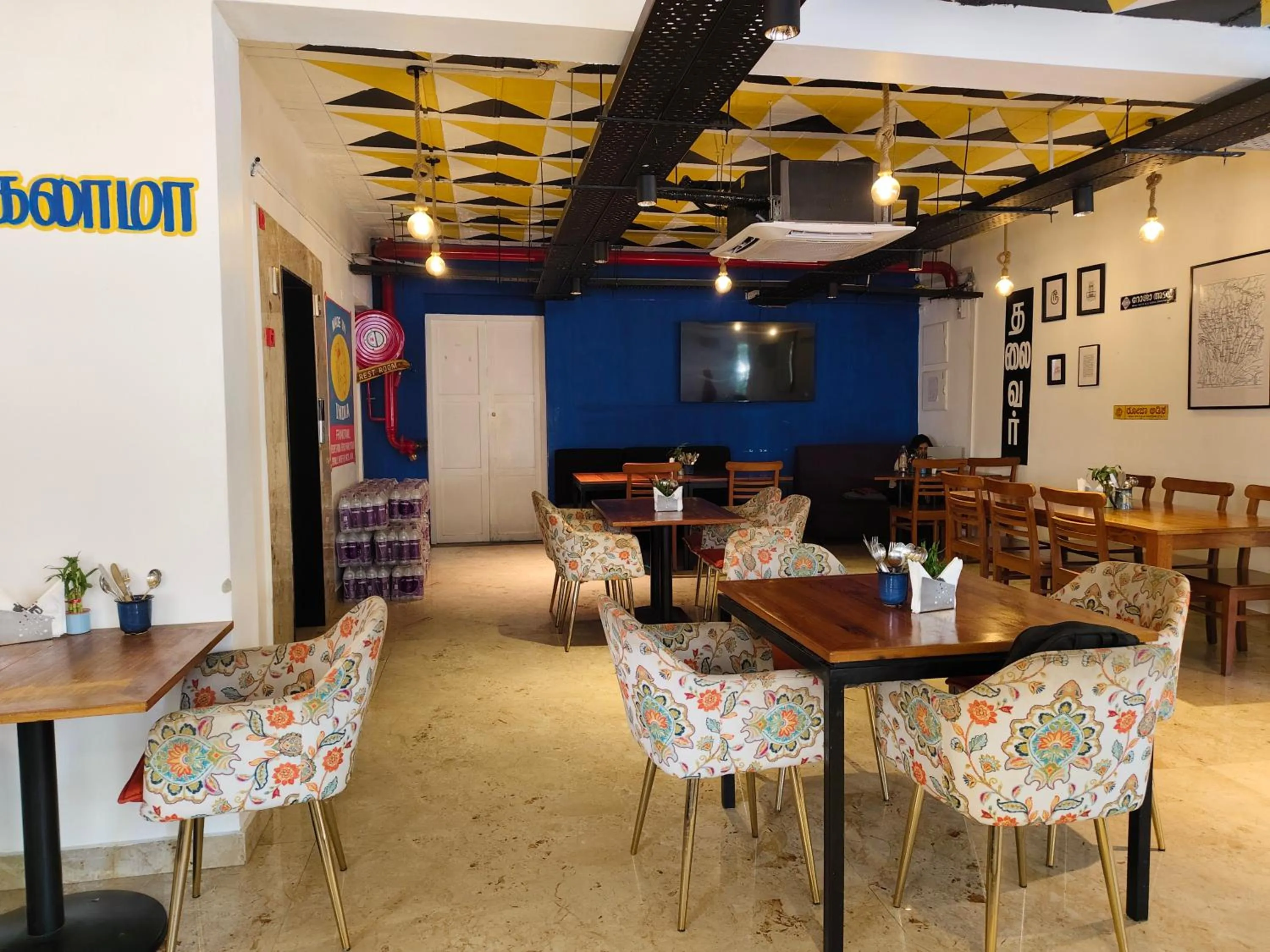 Restaurant/places to eat in Hotel Aura by Woco Stays