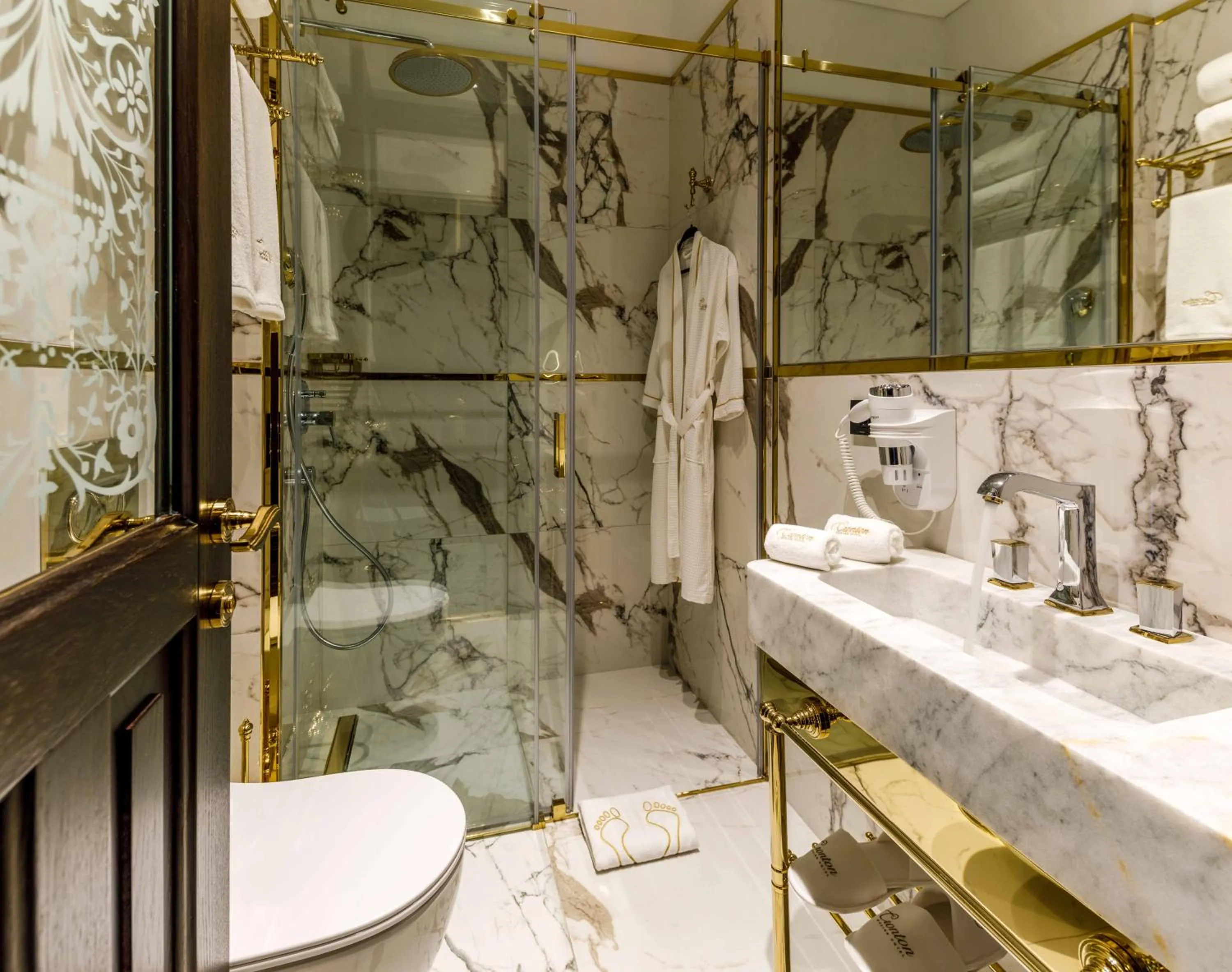 Toilet in Cronton Design Hotel