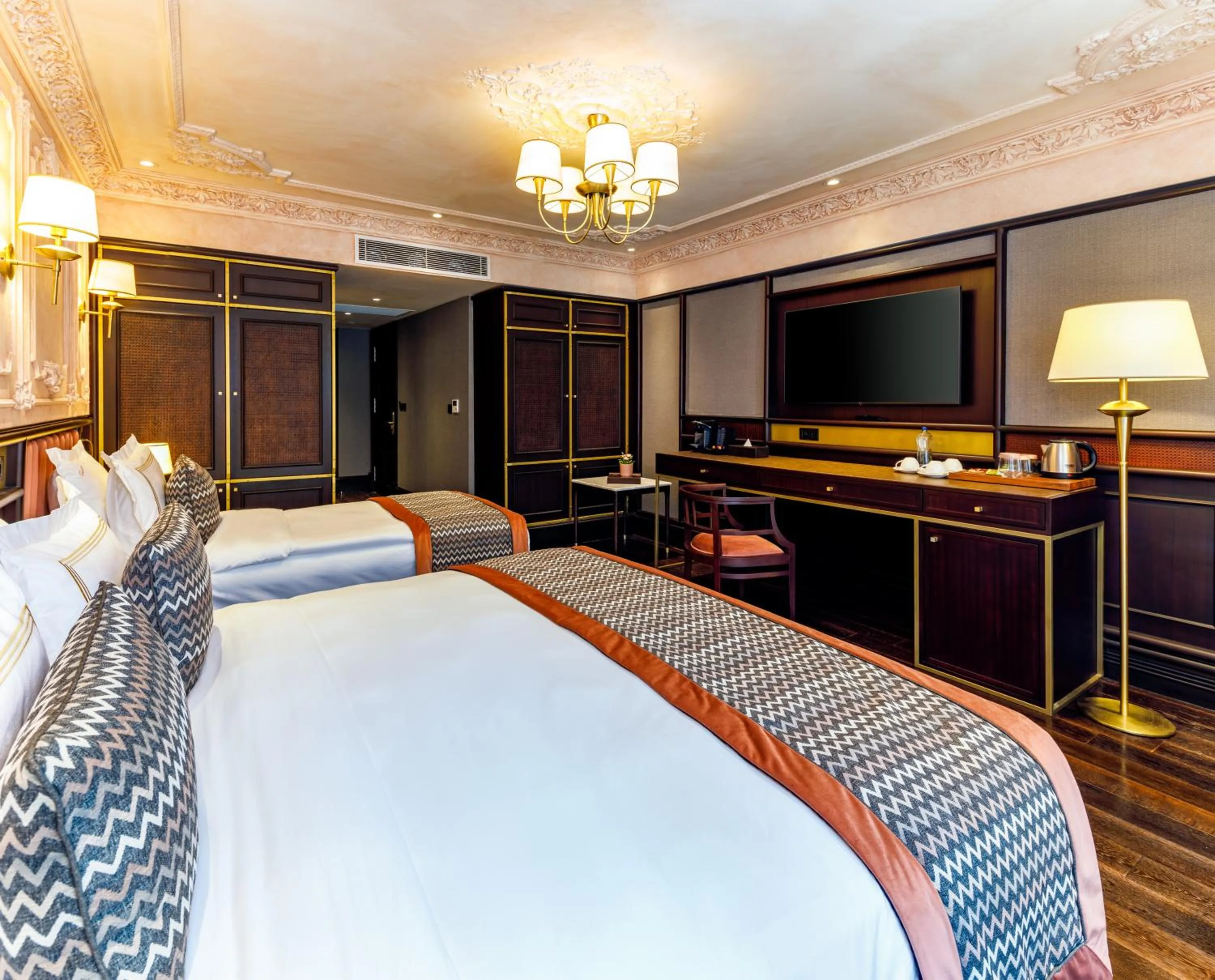 Photo of the whole room, Bed in Cronton Design Hotel