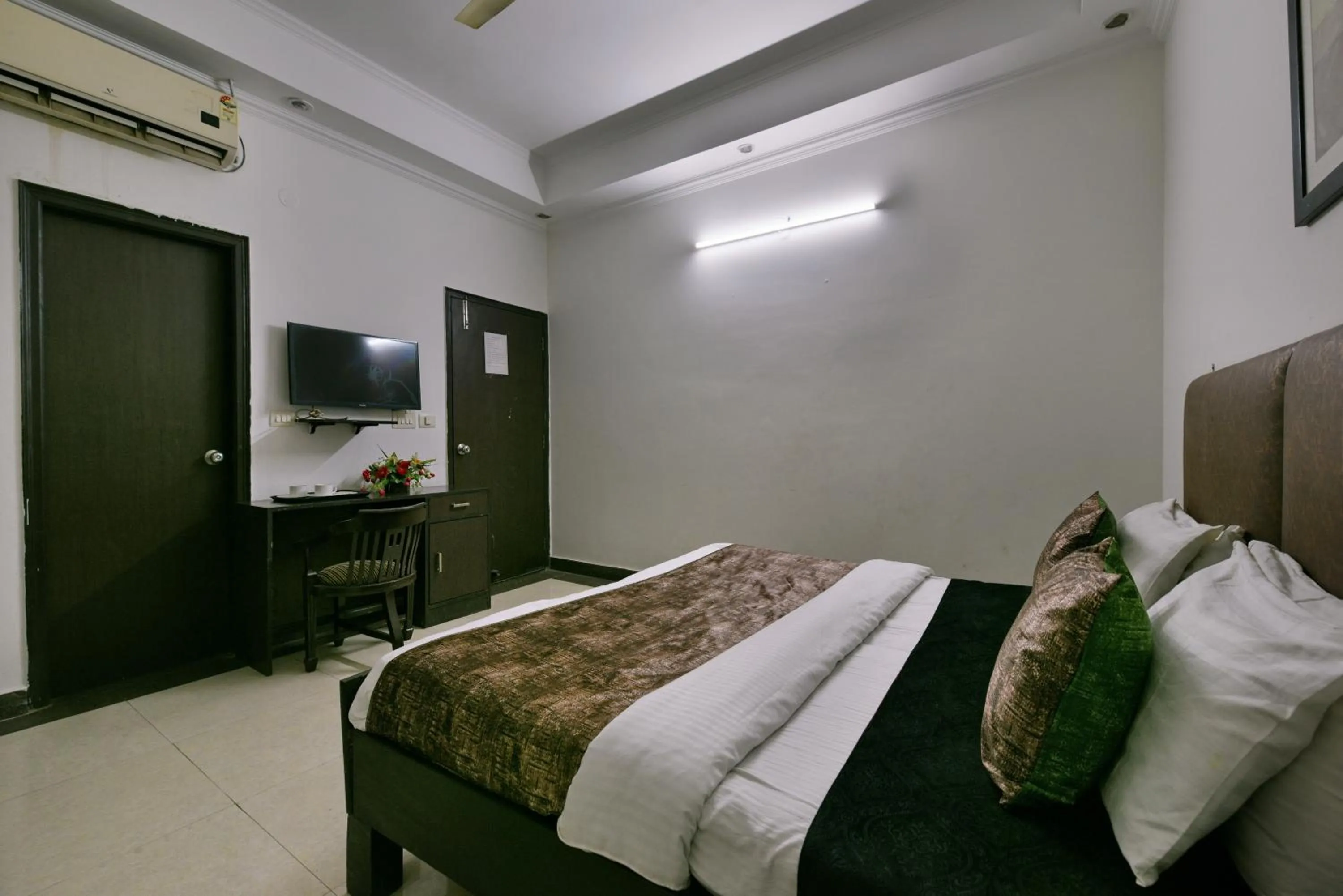 Communal lounge/ TV room, Bed in Hotel Diamond Stays