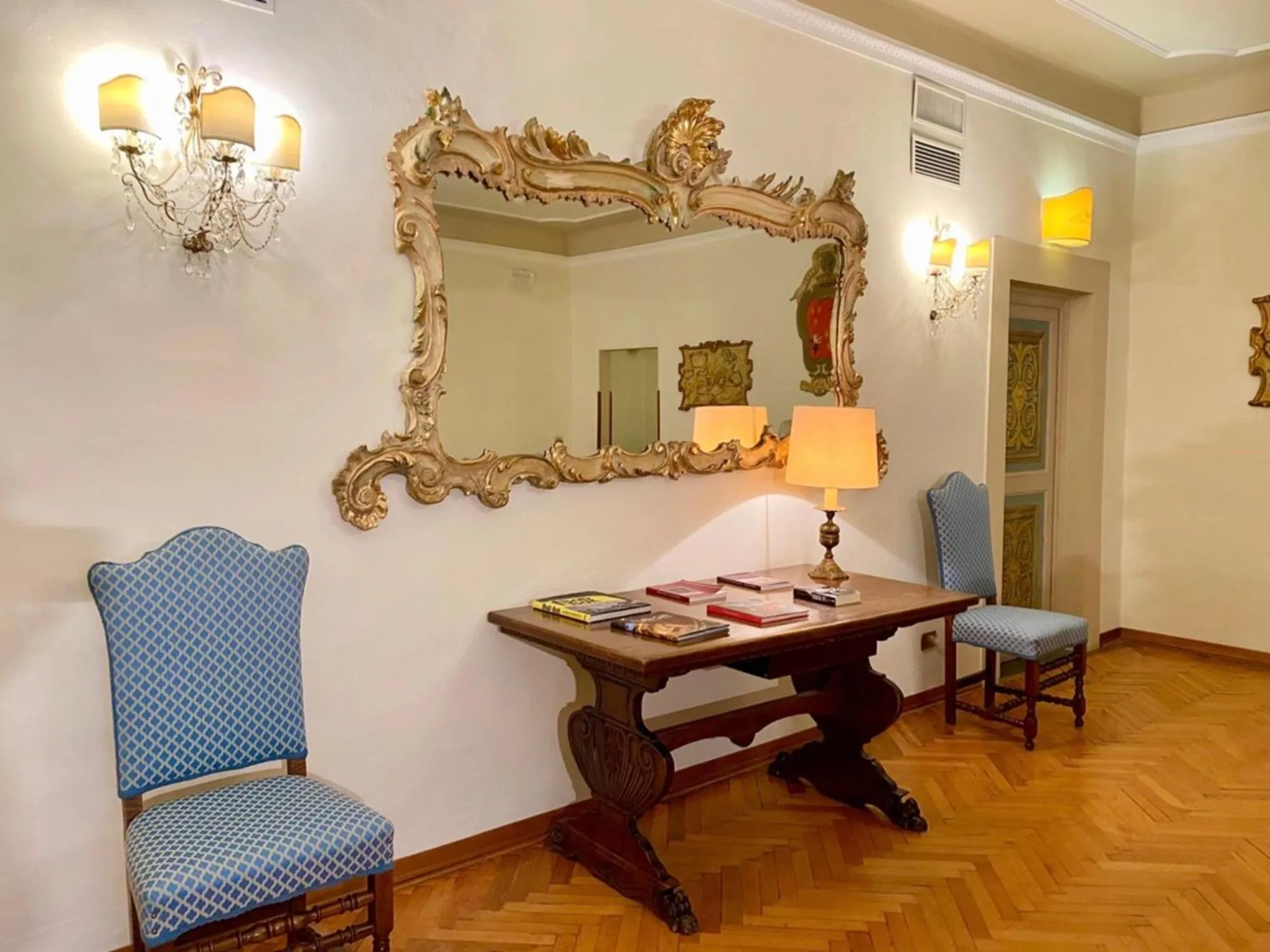 Seating area in Hotel Martelli