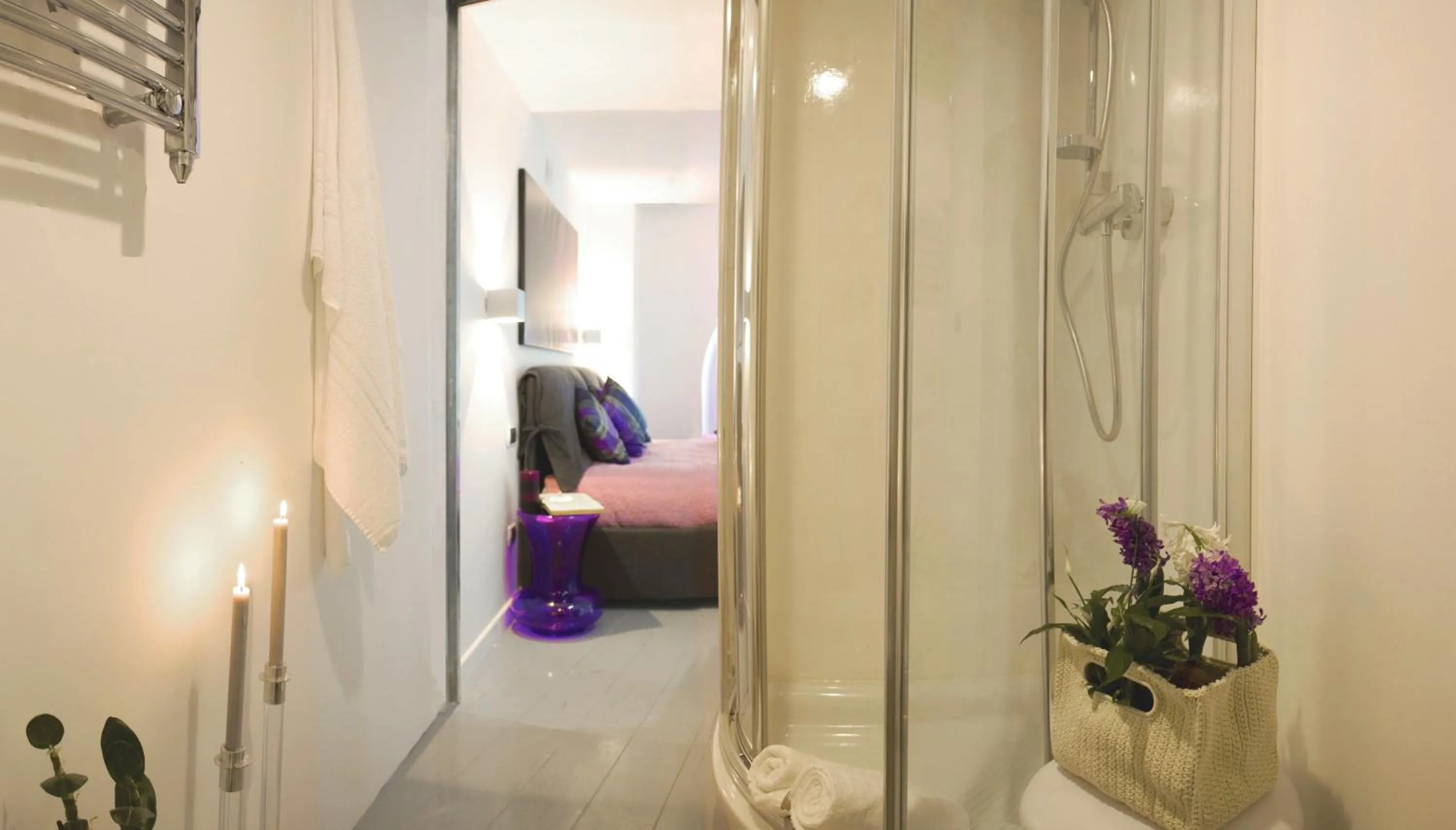 Shower, Bed in Nostromondo Ciancaleoni Palace