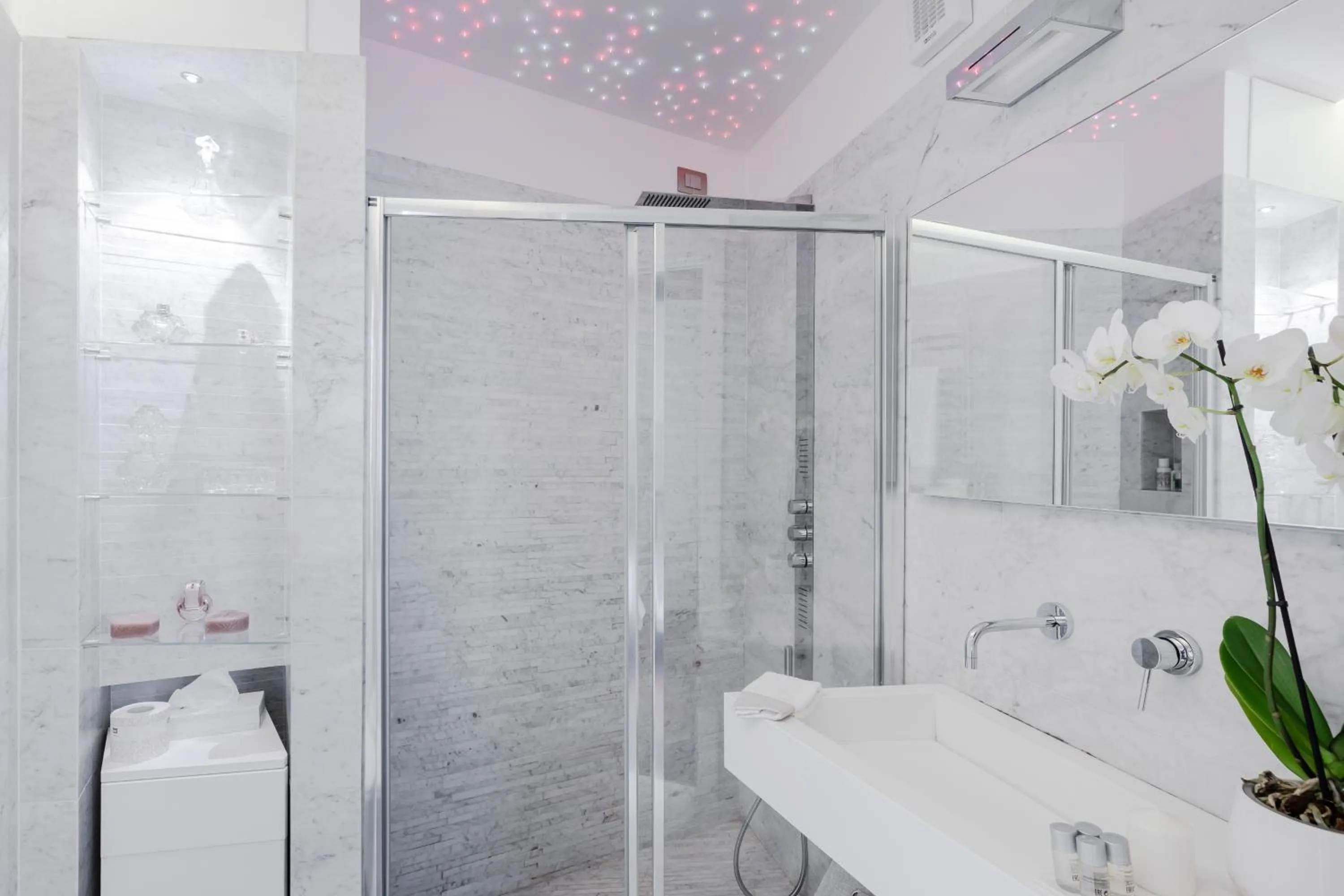 Shower in Nostromondo Ciancaleoni Palace