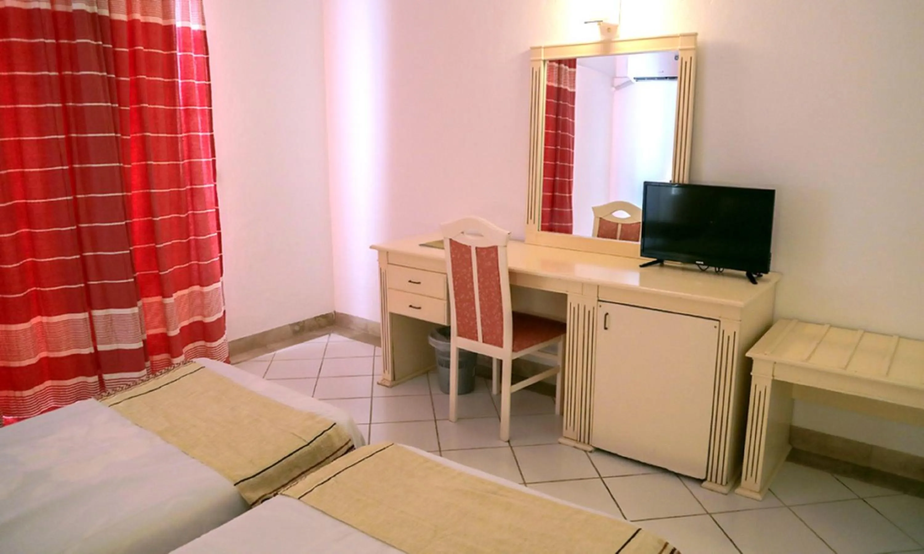 TV and multimedia, Bed in Hotel Best Beach- Family Only