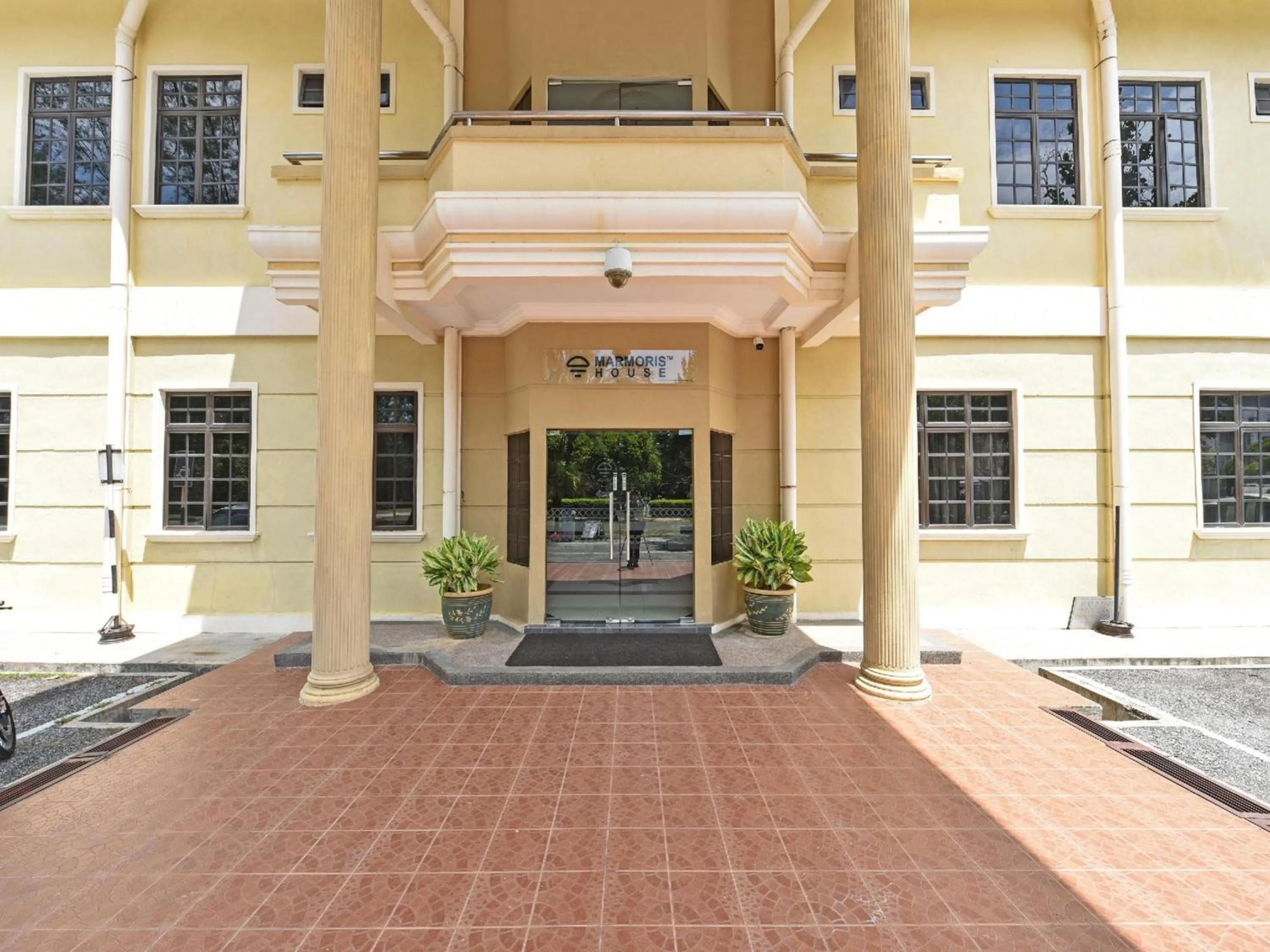 Facade/entrance in Capital O 90434 Marmoris House