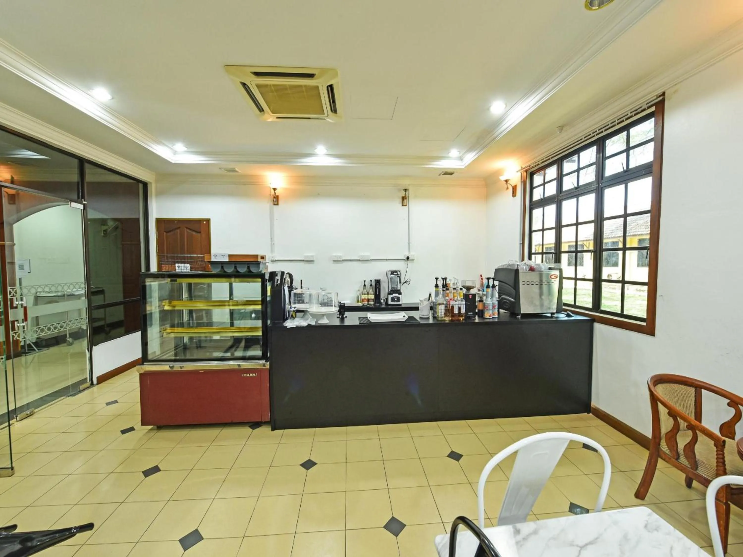 Restaurant/places to eat in Capital O 90434 Marmoris House