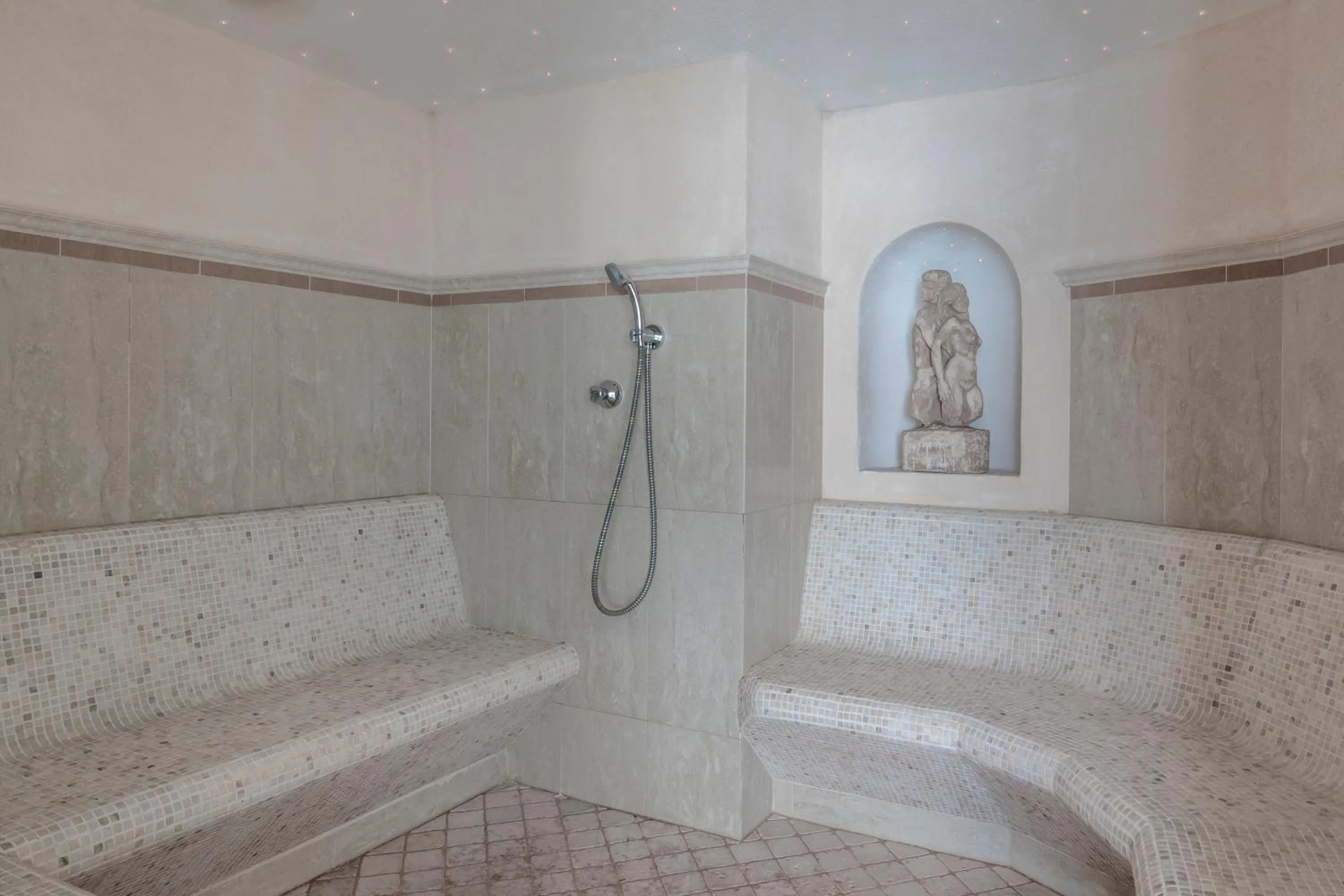 Swimming pool in Hotel Pienzenau Am Schlosspark