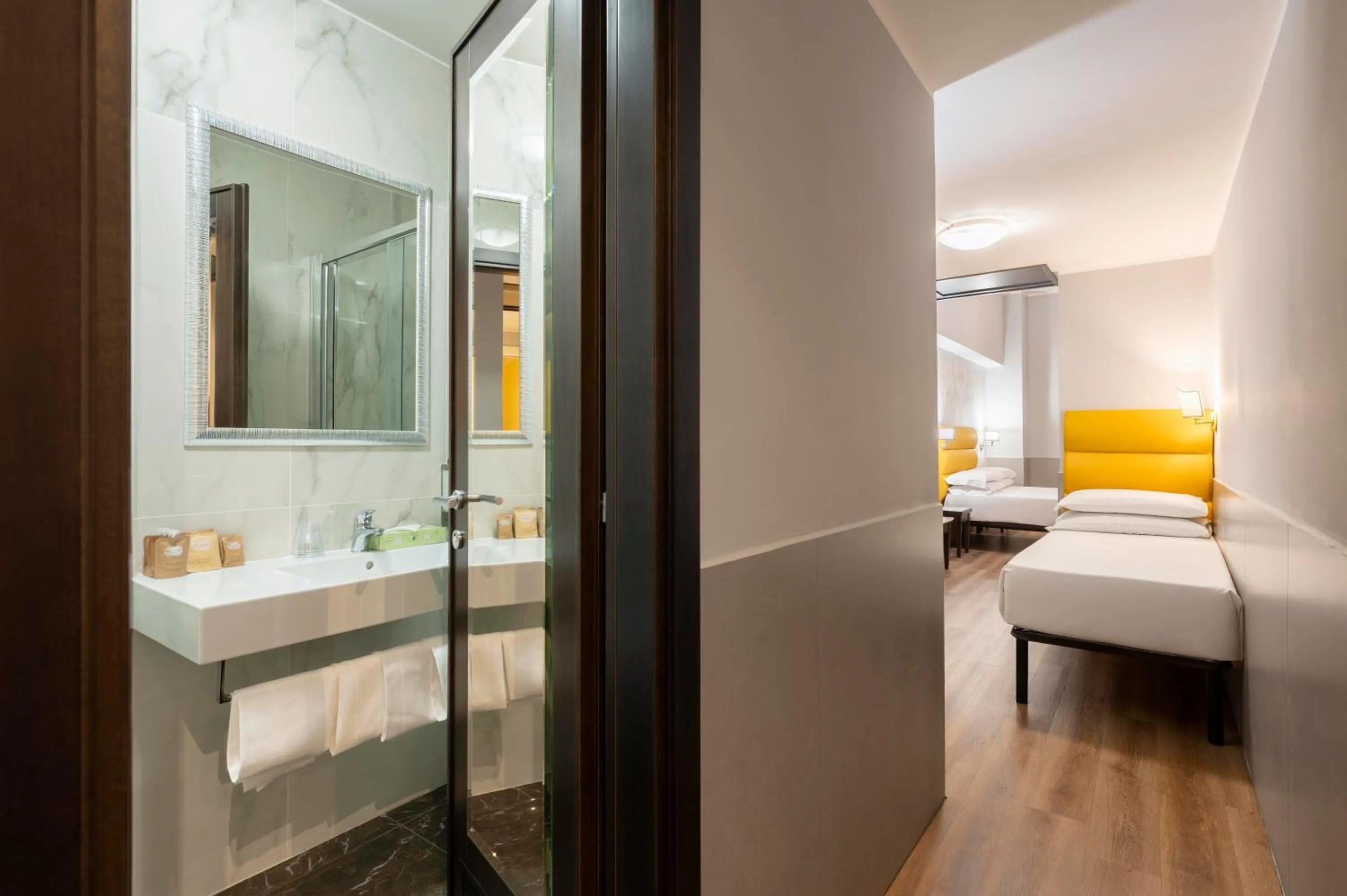 Shower, Bed in Hotel Virgilio