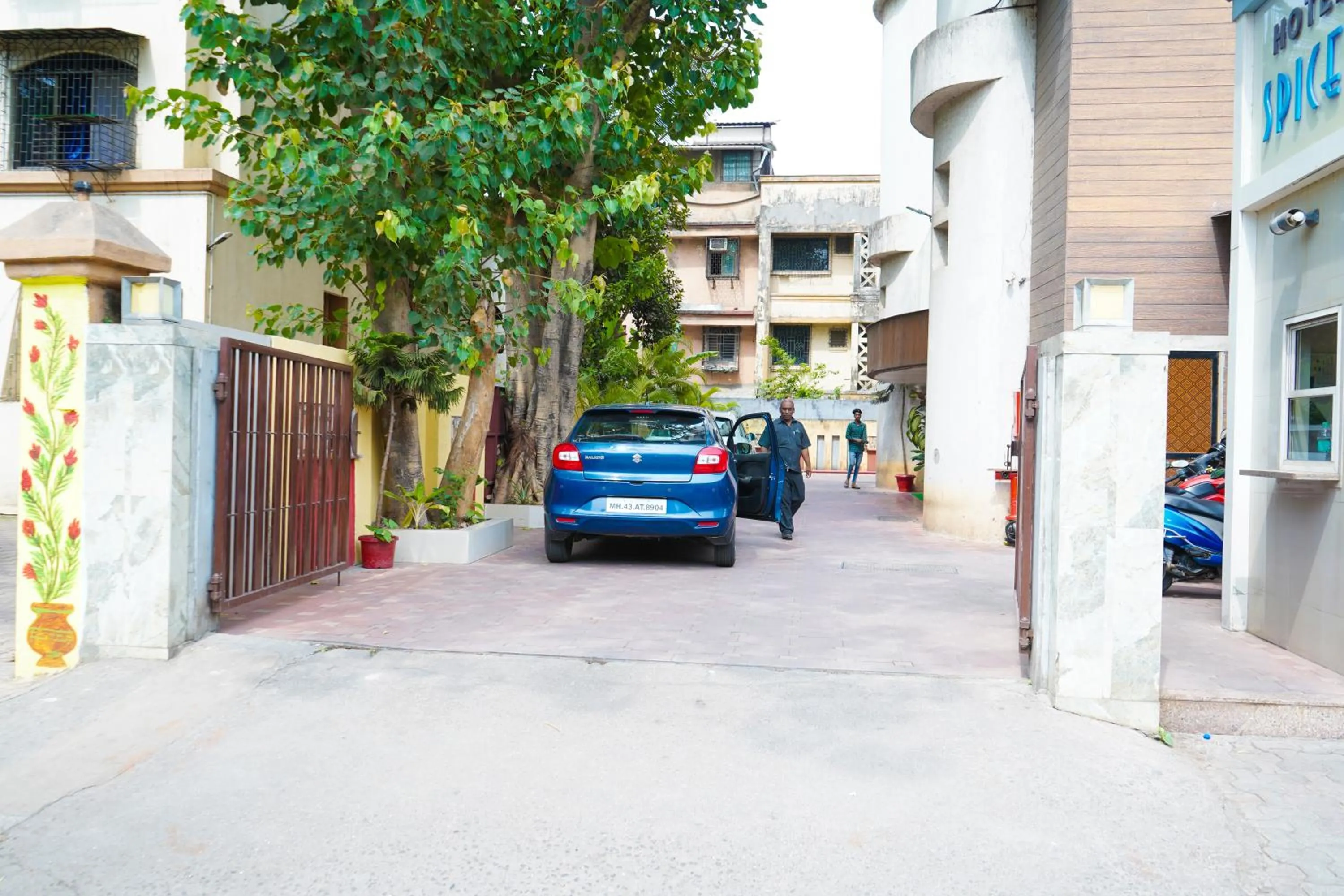 Parking in Hotel Spices Navi Mumbai