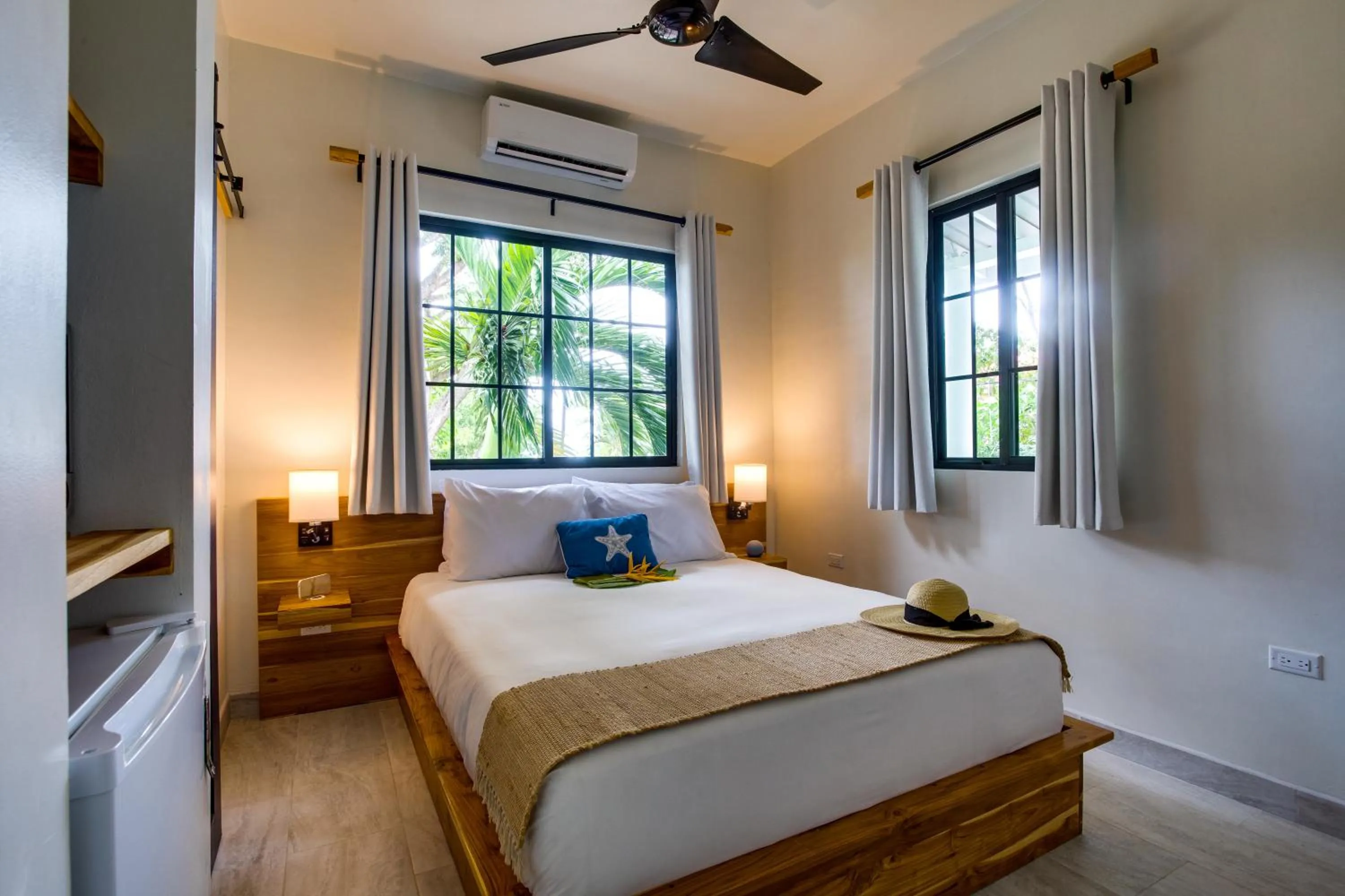 Photo of the whole room, Bed in The Sea Glass Inn