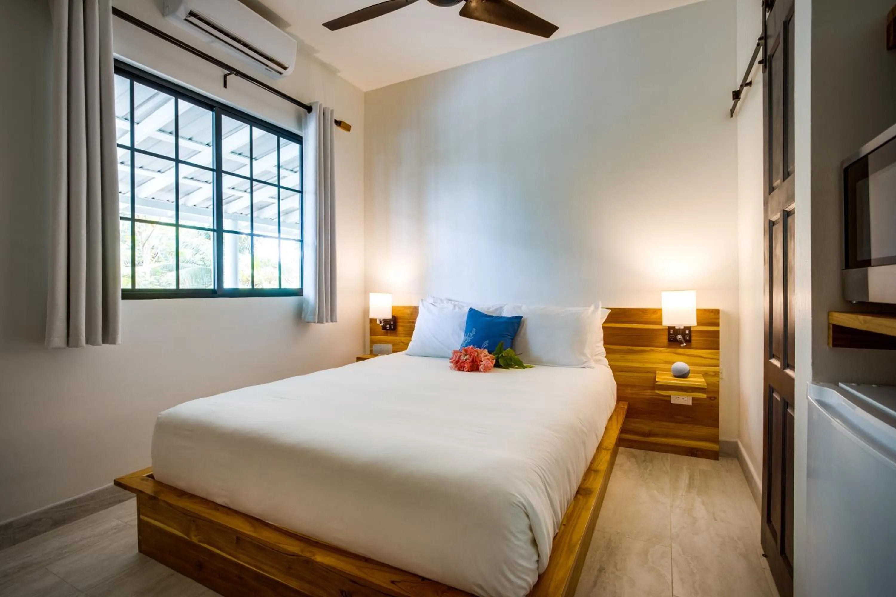 Bedroom, Bed in The Sea Glass Inn