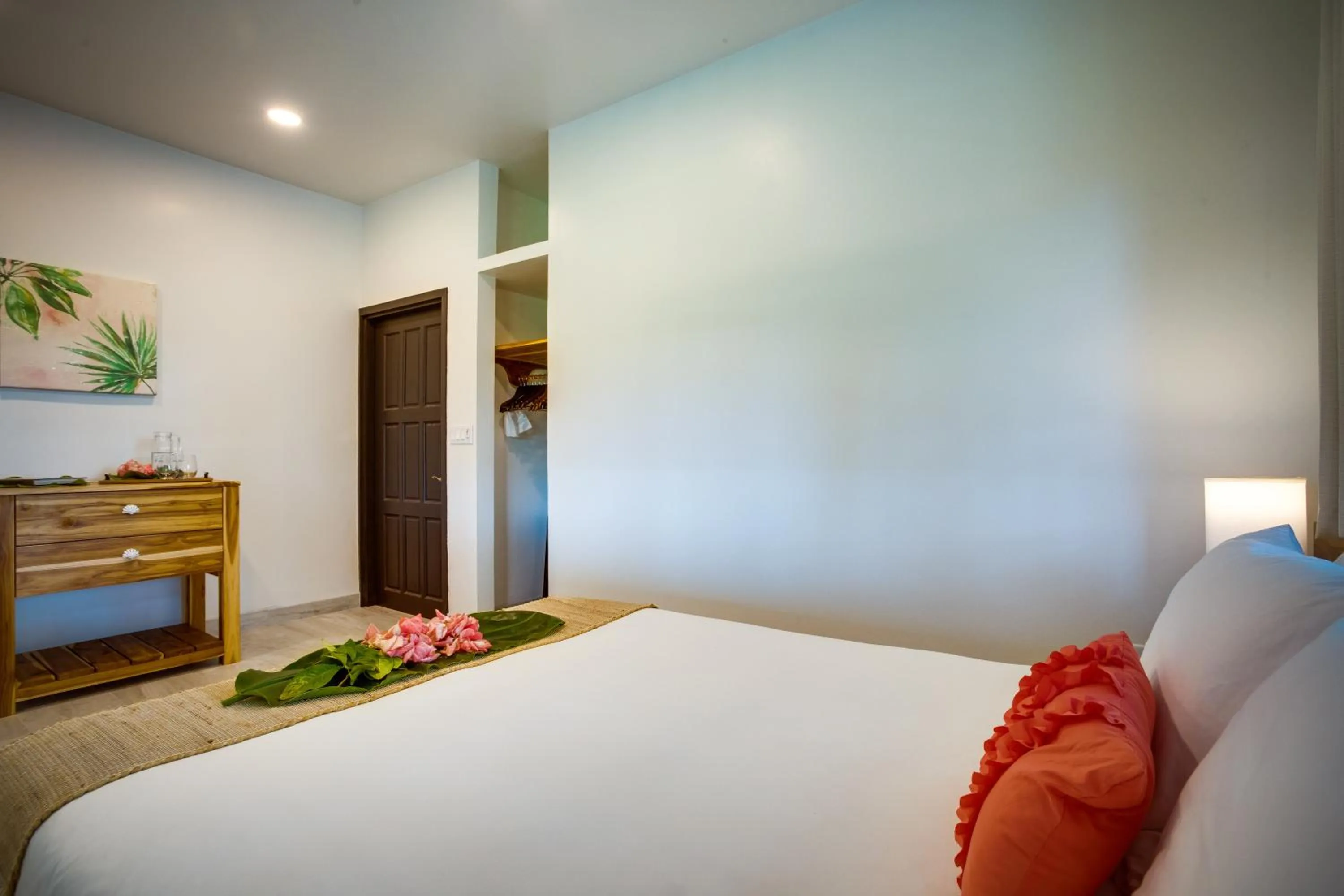 Photo of the whole room, Bed in The Sea Glass Inn