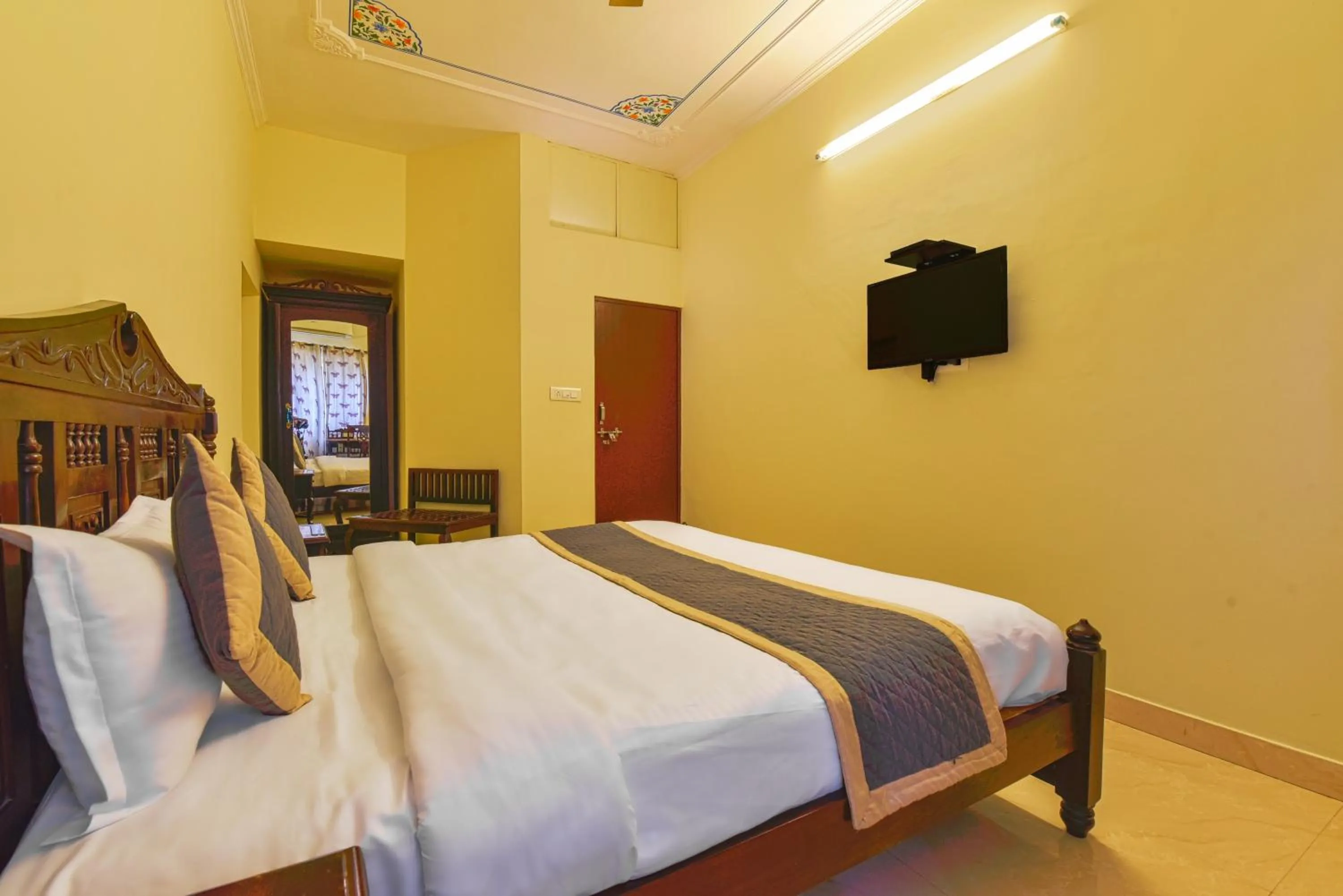 Communal lounge/ TV room, Bed in Noble House - A Heritage Home