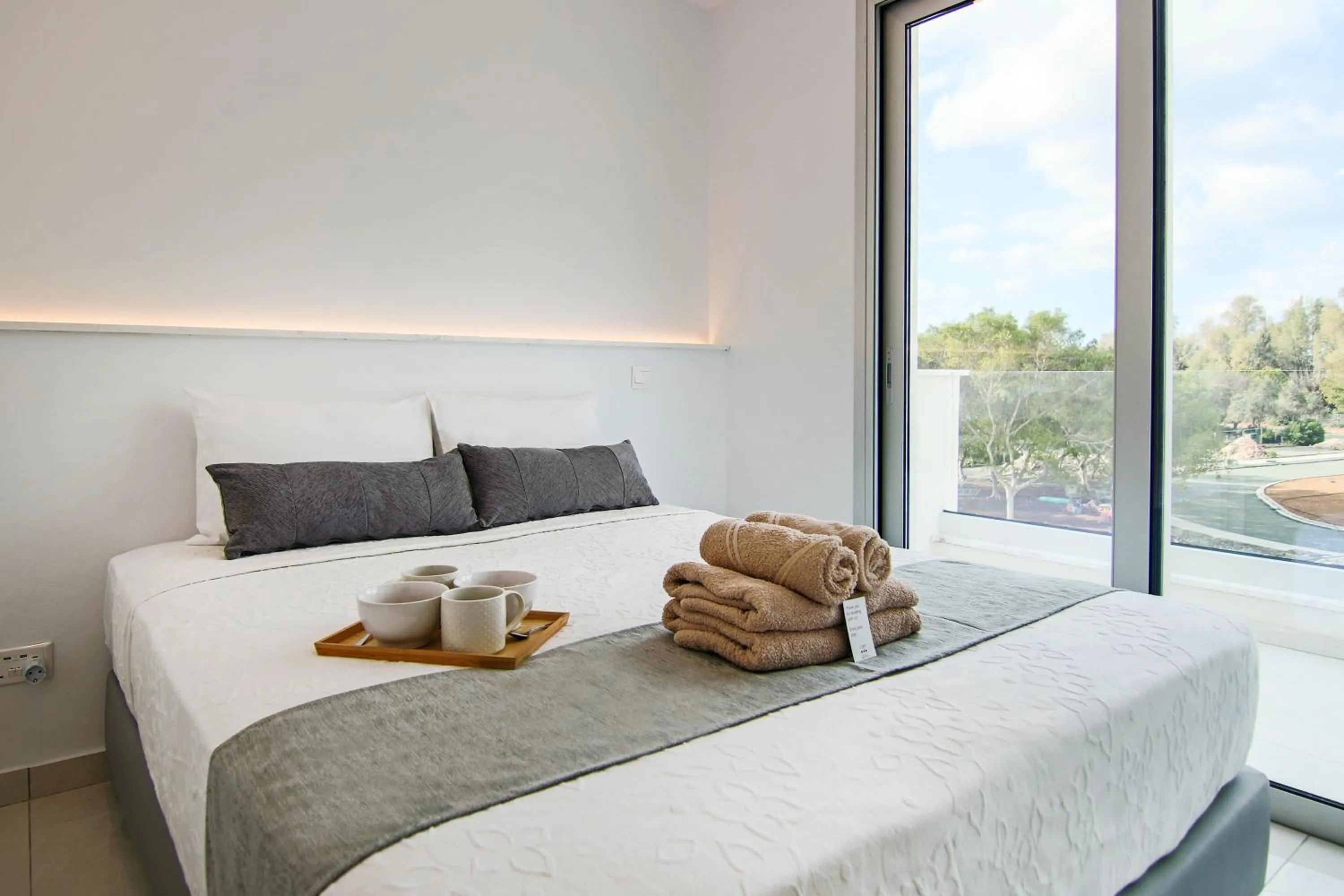 Bedroom, Bed in Phaedrus Living - Seaside Executive Flat Harbour 204