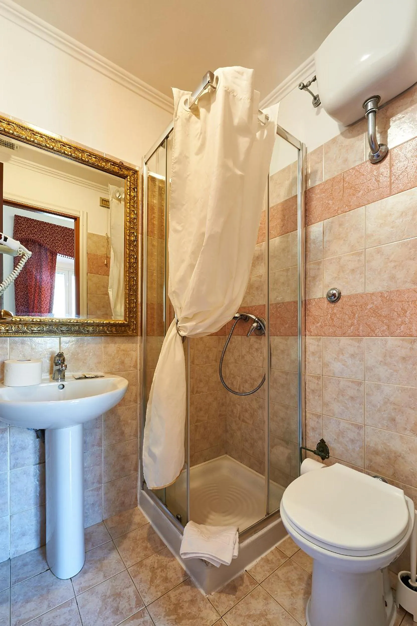 Shower in Hotel Virginia