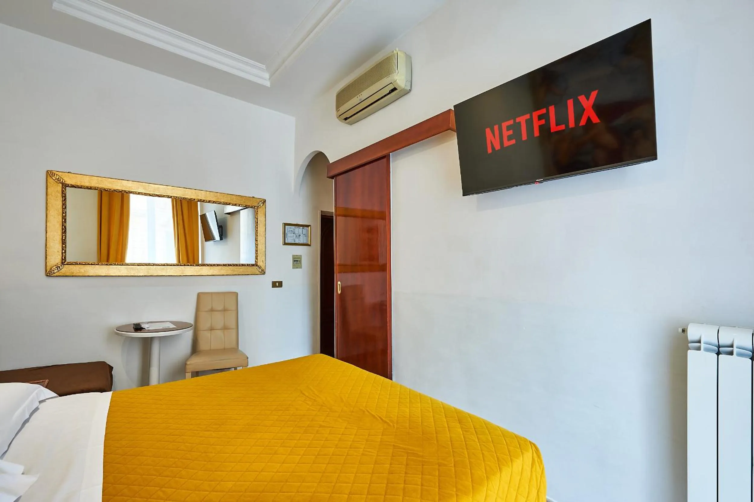 TV and multimedia, Bed in Hotel Virginia