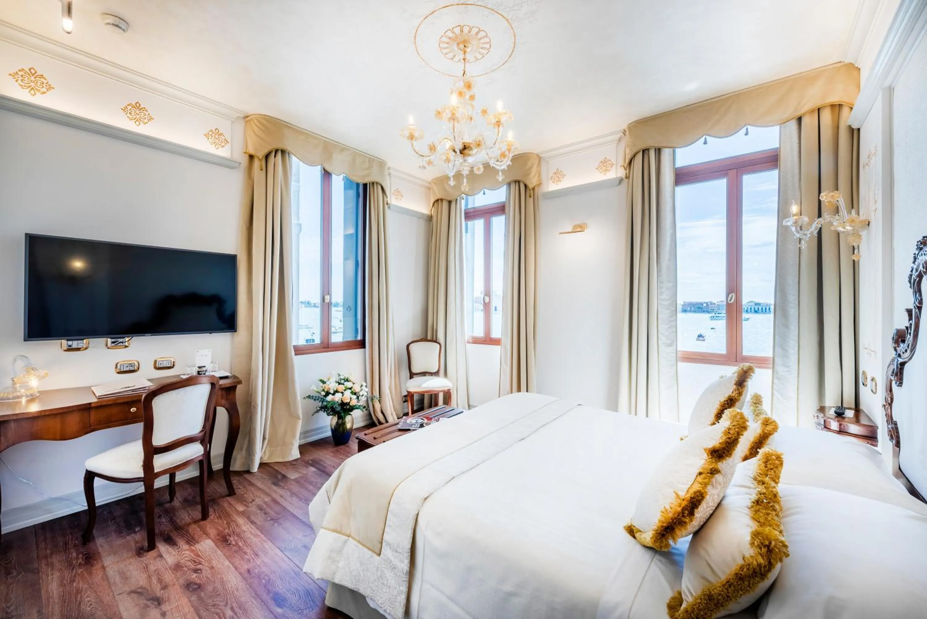 Bedroom, Bed in Monaco & Grand Canal