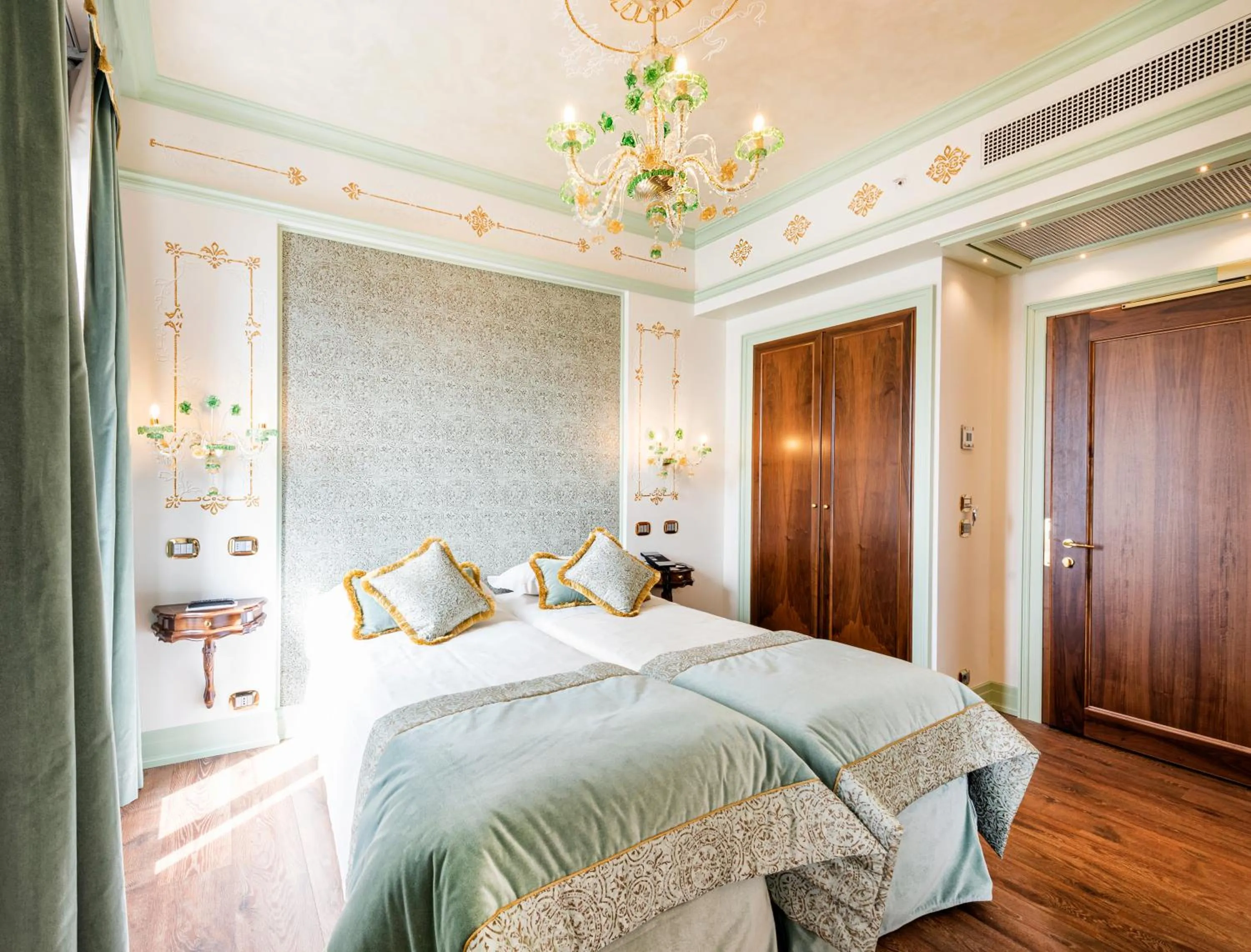 Sea view, Bed in Monaco & Grand Canal