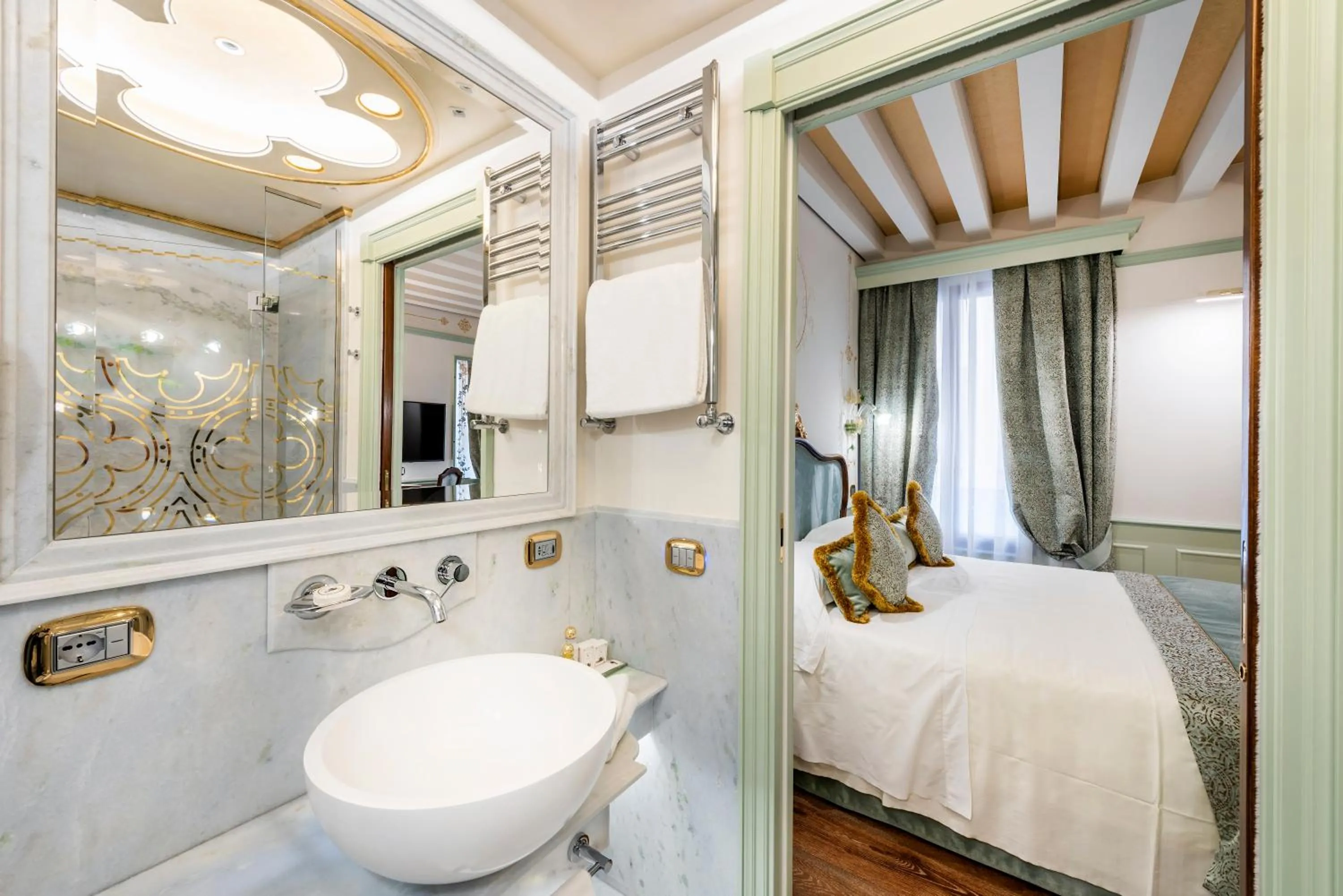 Bathroom, Bed in Monaco & Grand Canal