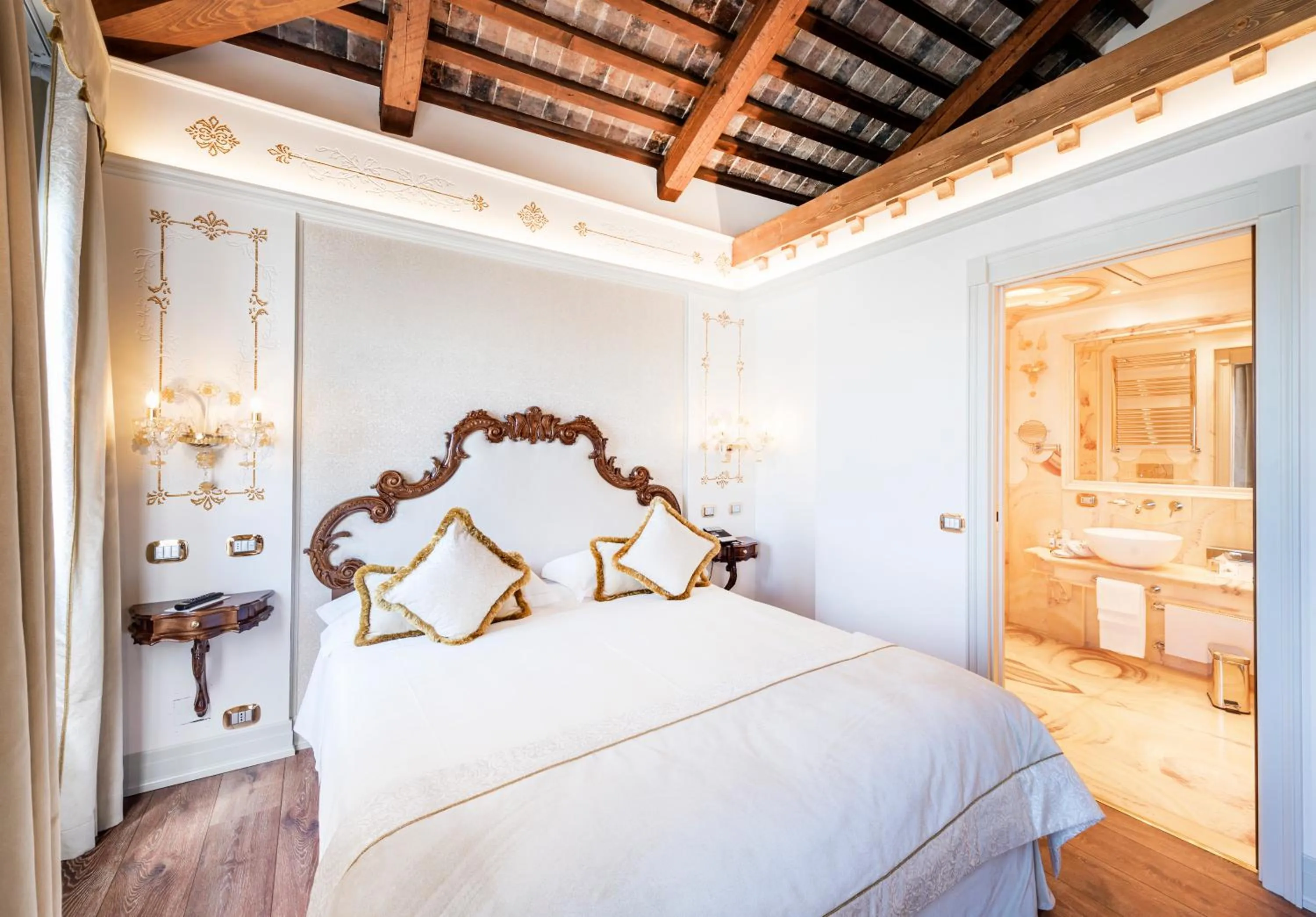 Photo of the whole room, Bed in Monaco & Grand Canal