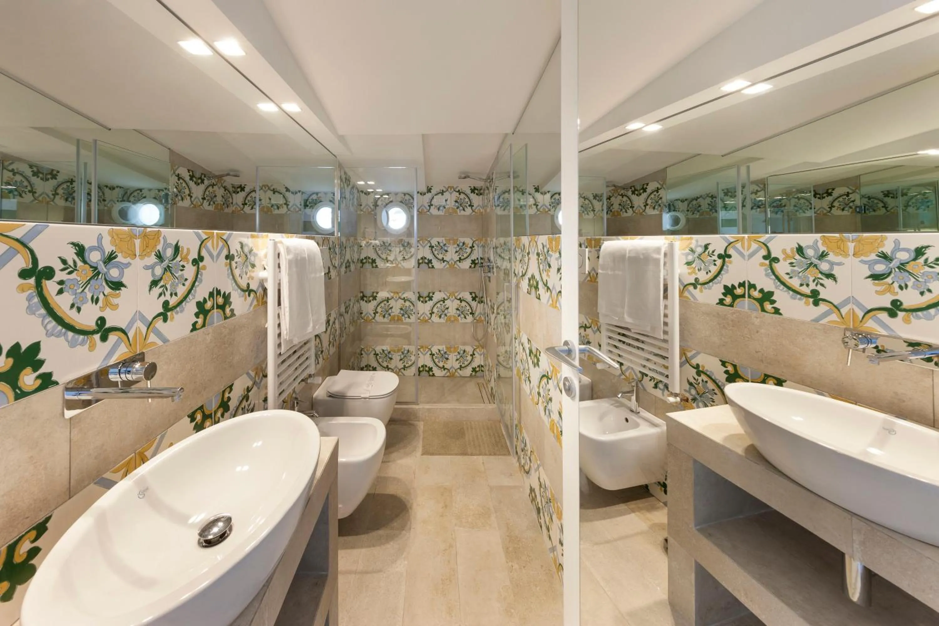 Shower in Hotel Alpha