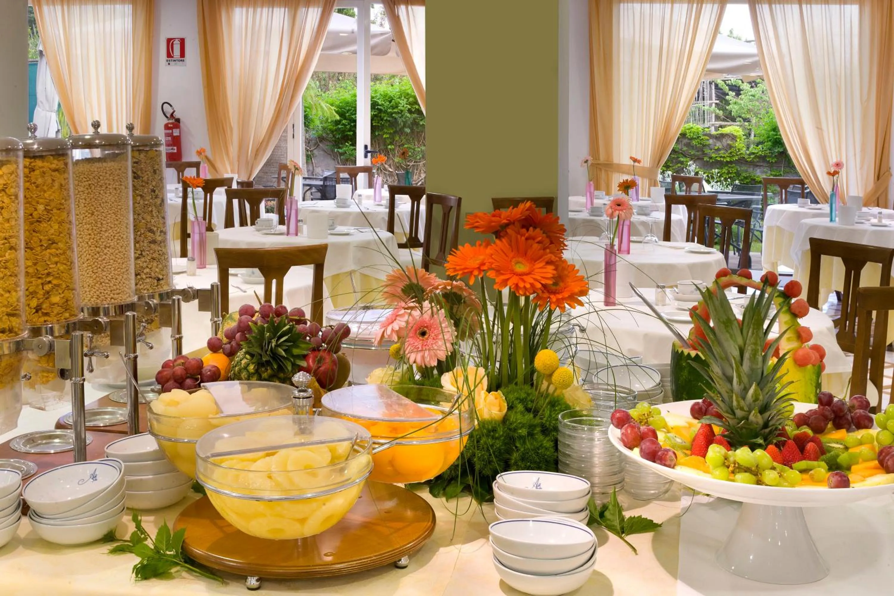 Restaurant/places to eat in Hotel Alpha