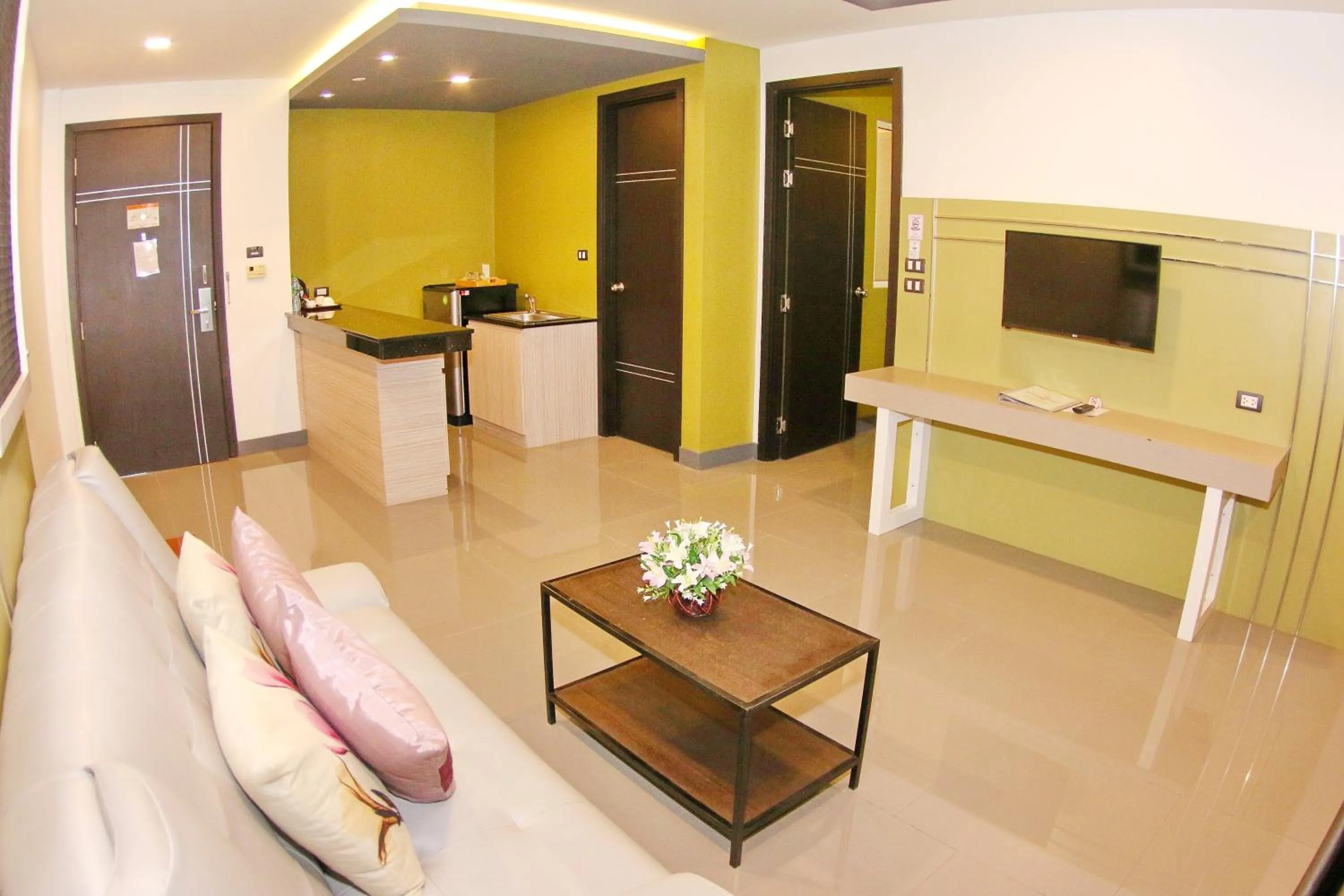 TV and multimedia in Arthitaya Green Nature Hotel & Lakkhana Poolside Resort