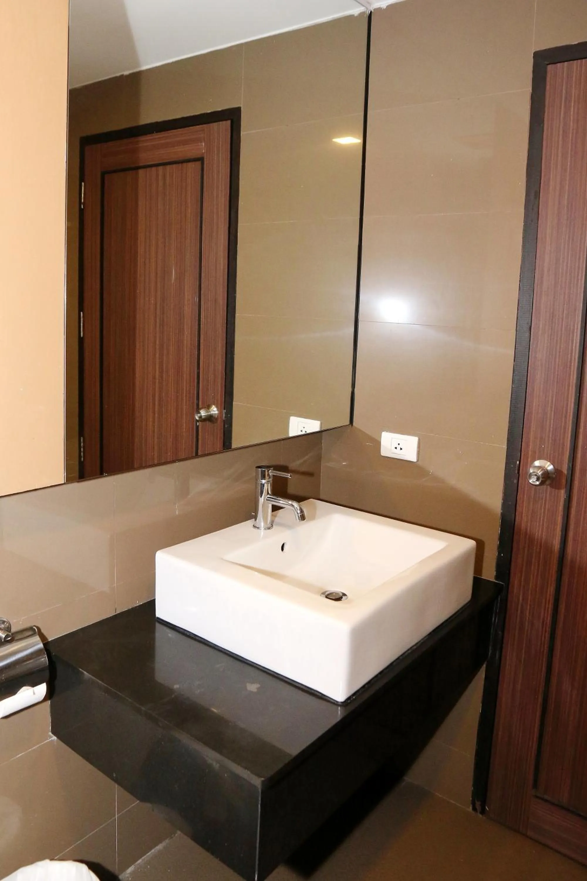 Bathroom, Bed in Arthitaya Green Nature Hotel & Lakkhana Poolside Resort