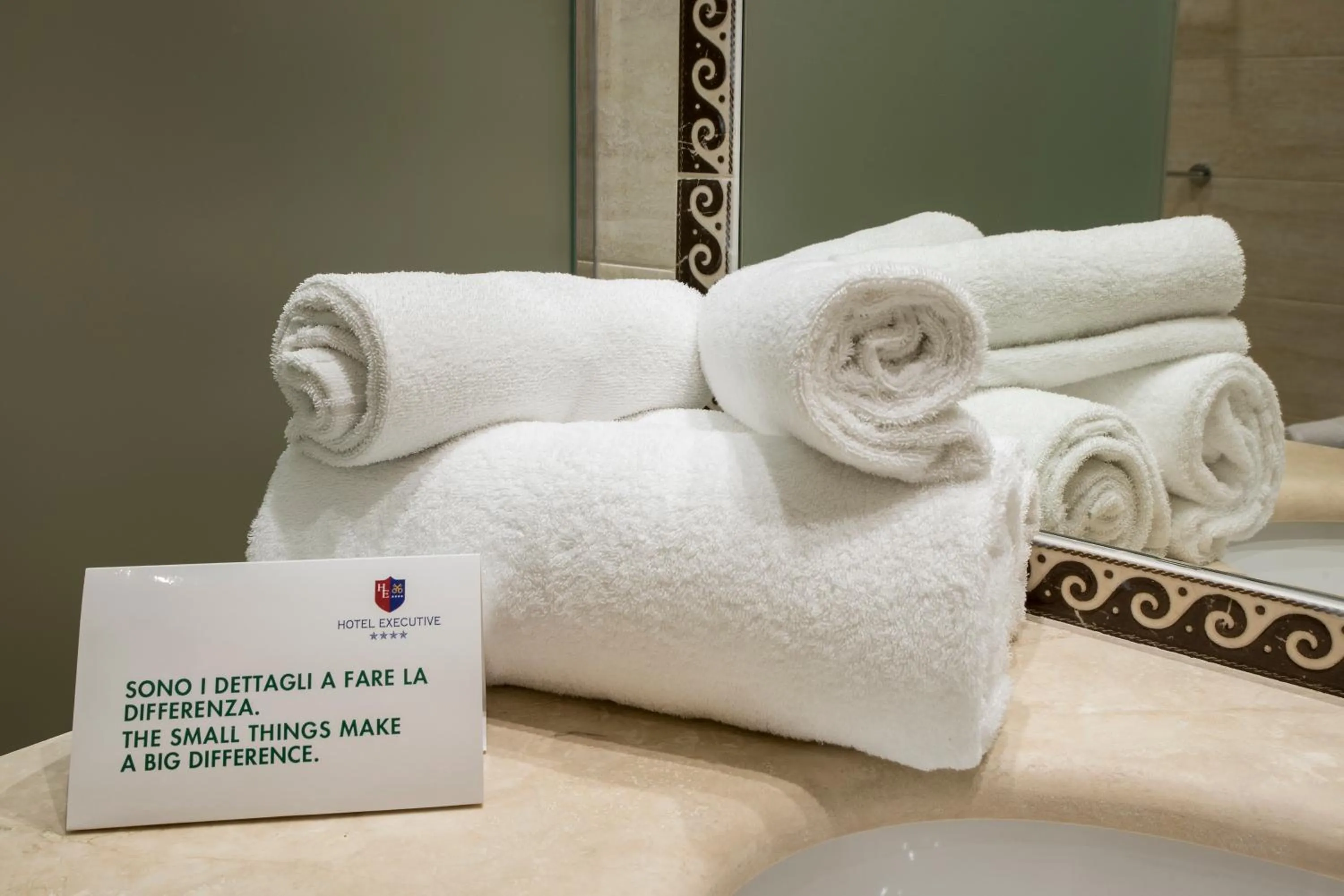 Bathroom, Bed in Hotel Executive