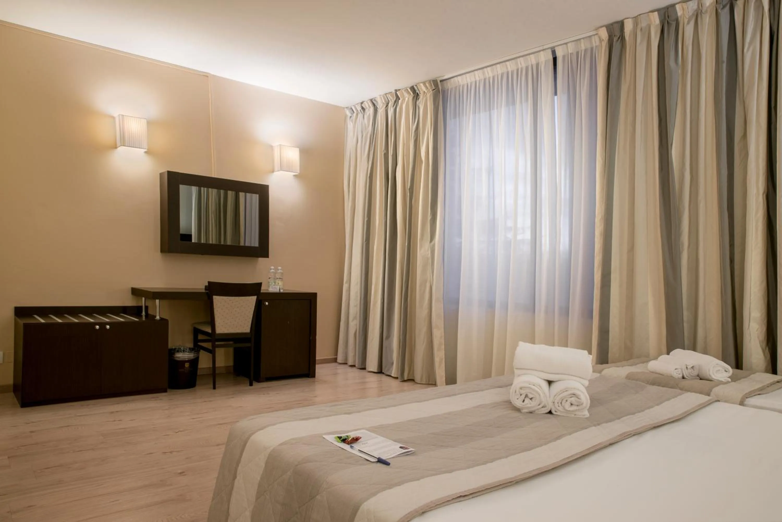 Photo of the whole room, Bed in Hotel Executive