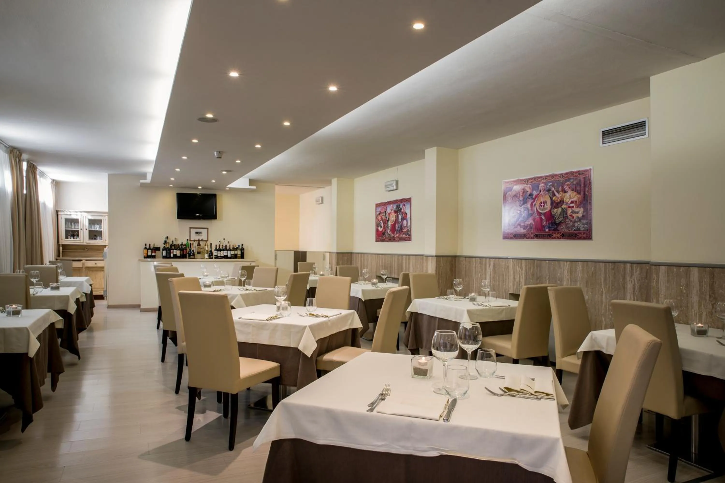 Restaurant/places to eat in Hotel Executive