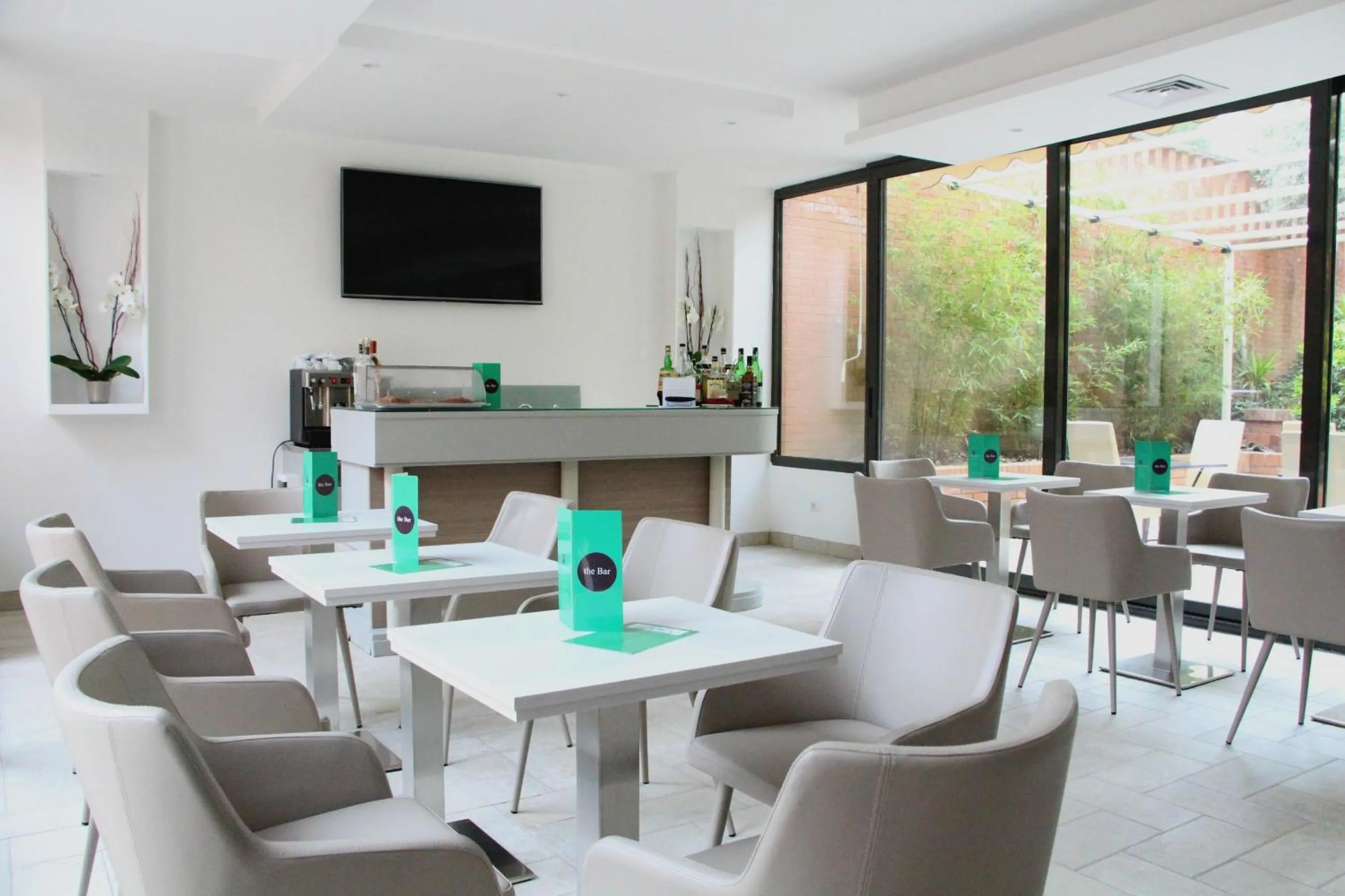 Communal lounge/ TV room in Hotel Executive