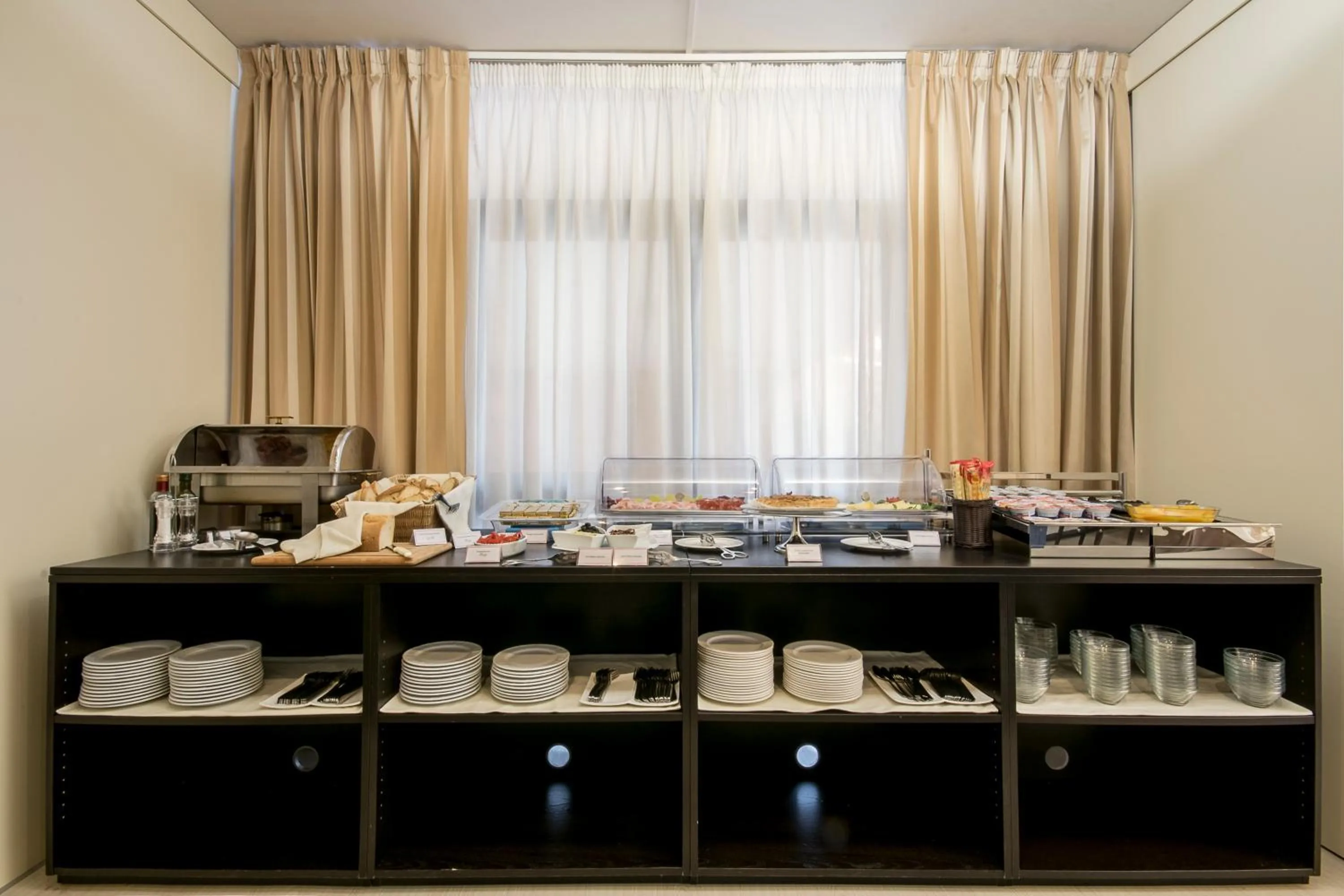 Buffet breakfast in Hotel Executive