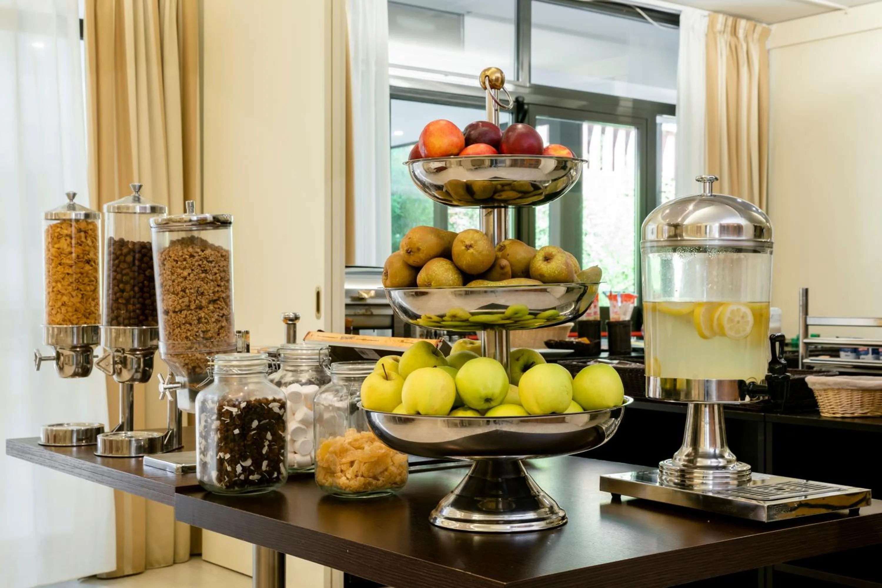 Restaurant/places to eat in Hotel Executive