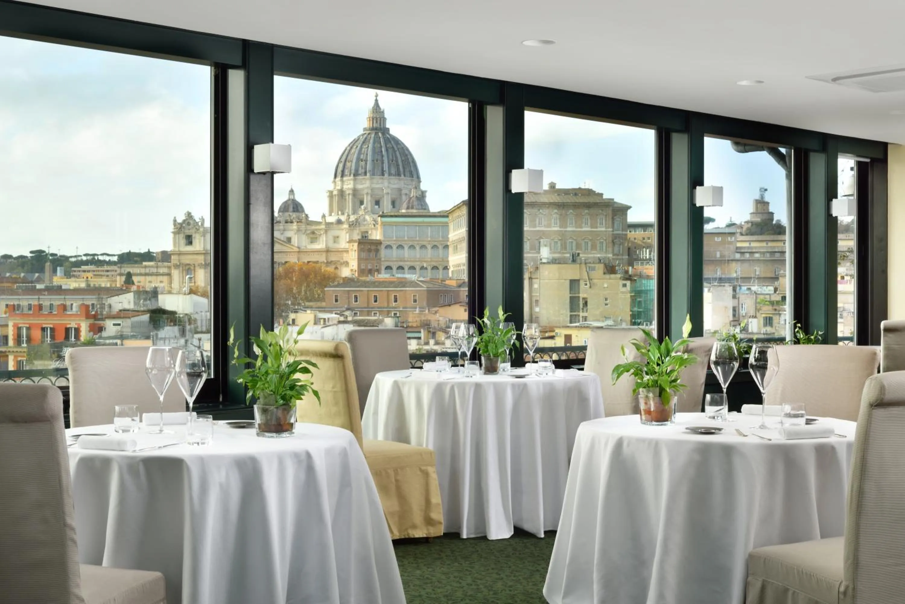 Restaurant/places to eat in Atlante Star Hotel