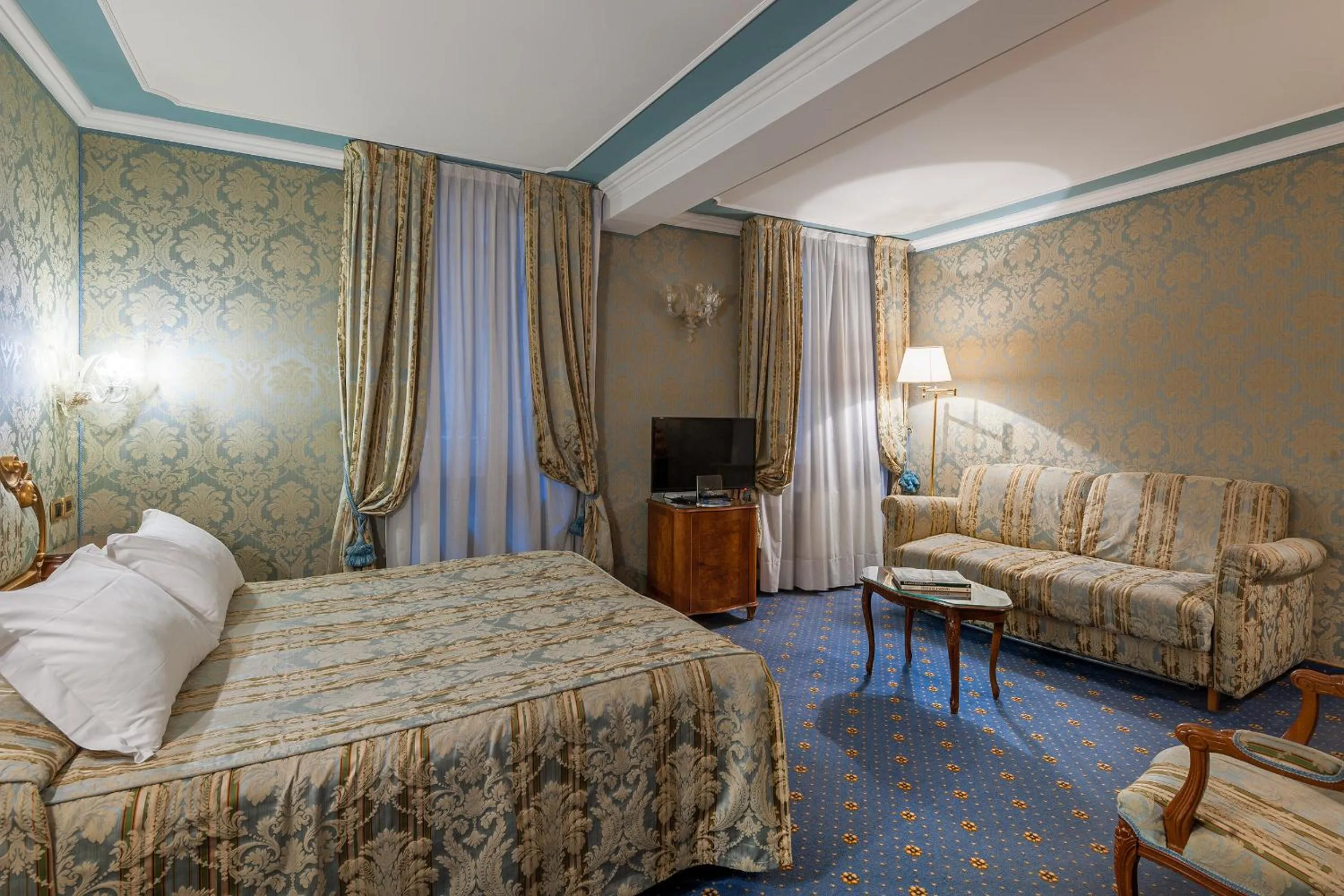 Photo of the whole room, Bed in Al Ponte Antico