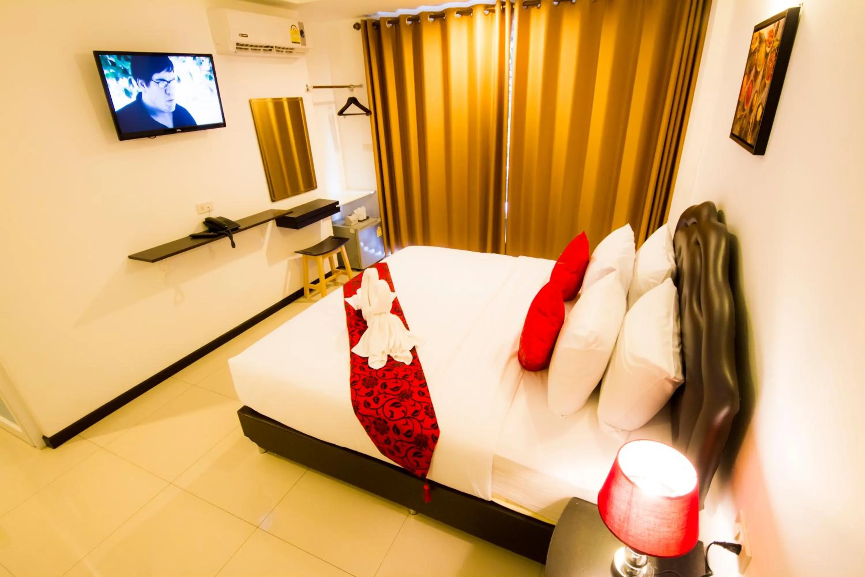 Photo of the whole room, Bed in TH beach hotel