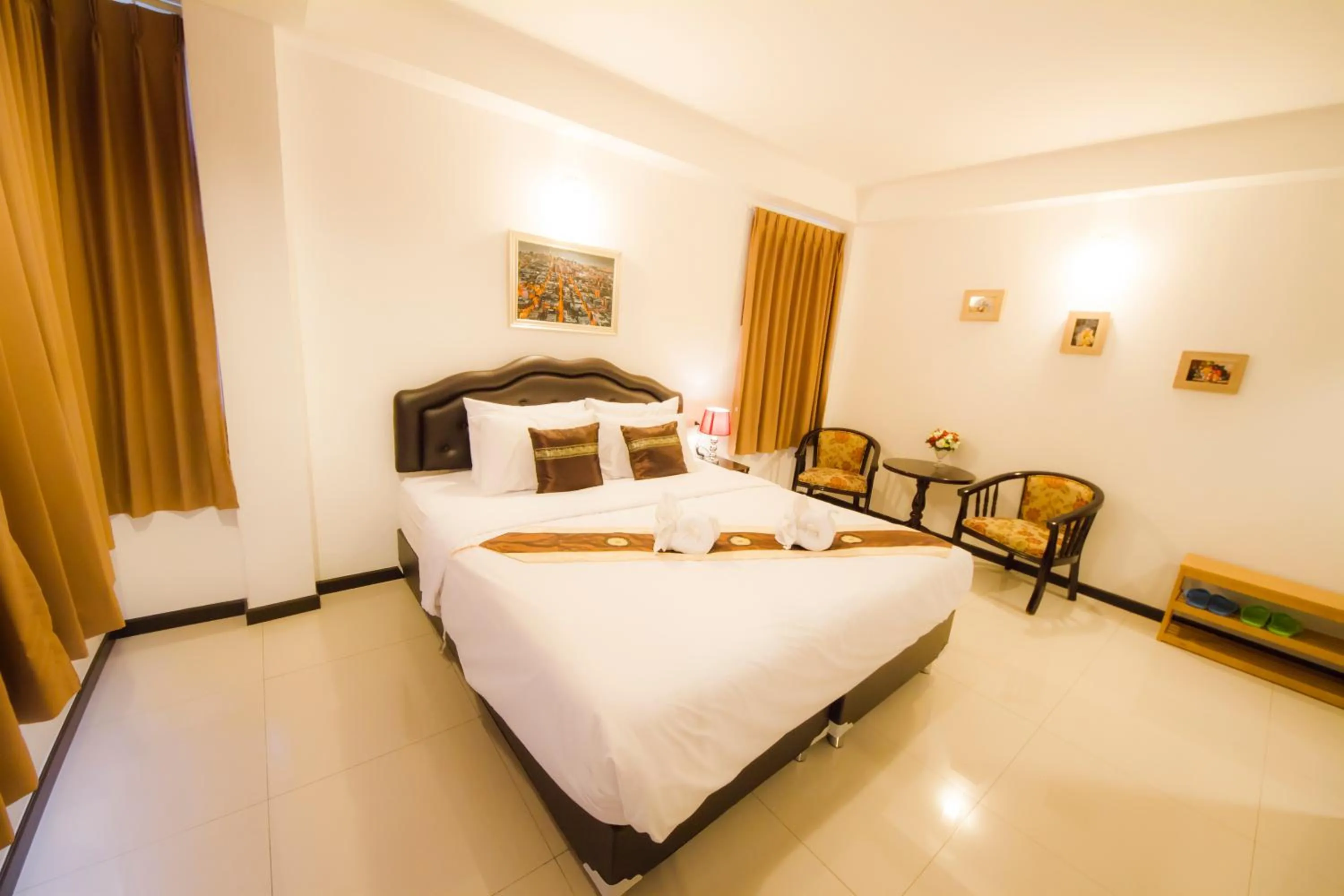 Photo of the whole room, Bed in TH beach hotel