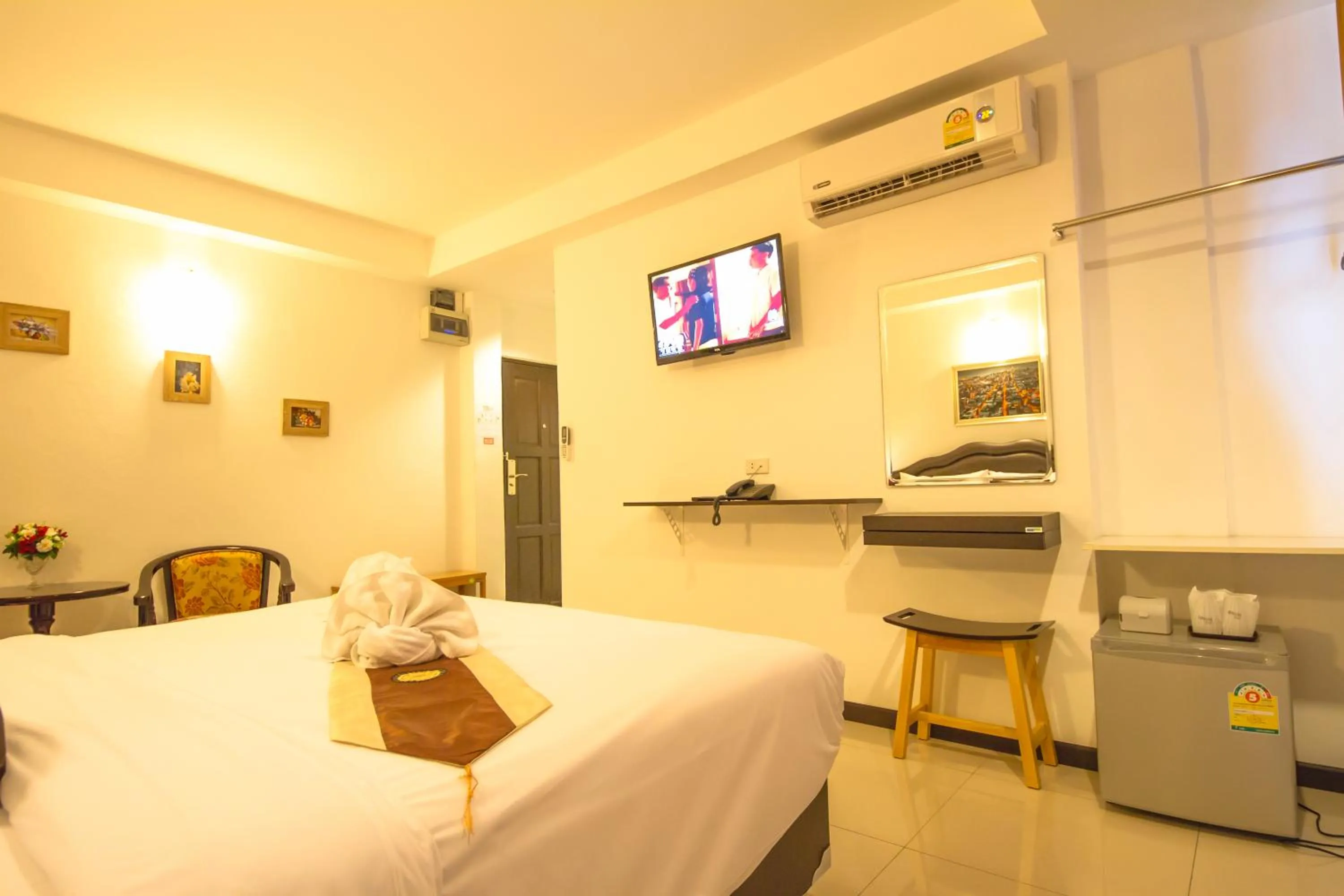 Photo of the whole room, Bed in TH beach hotel