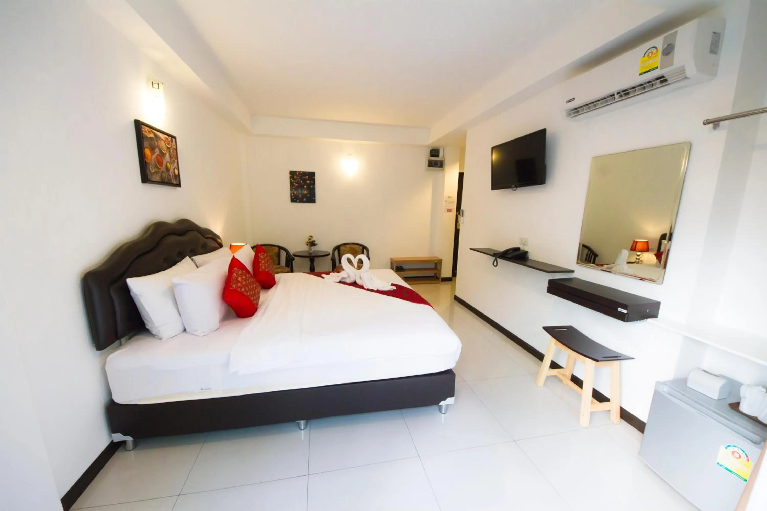 Photo of the whole room, Bed in TH beach hotel