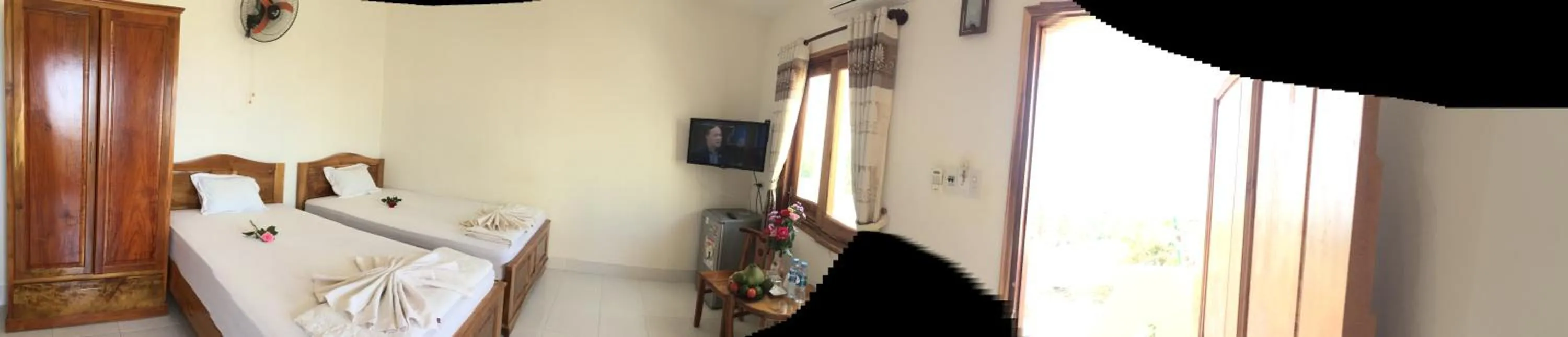 Property building, Bed in Viet's Hotel