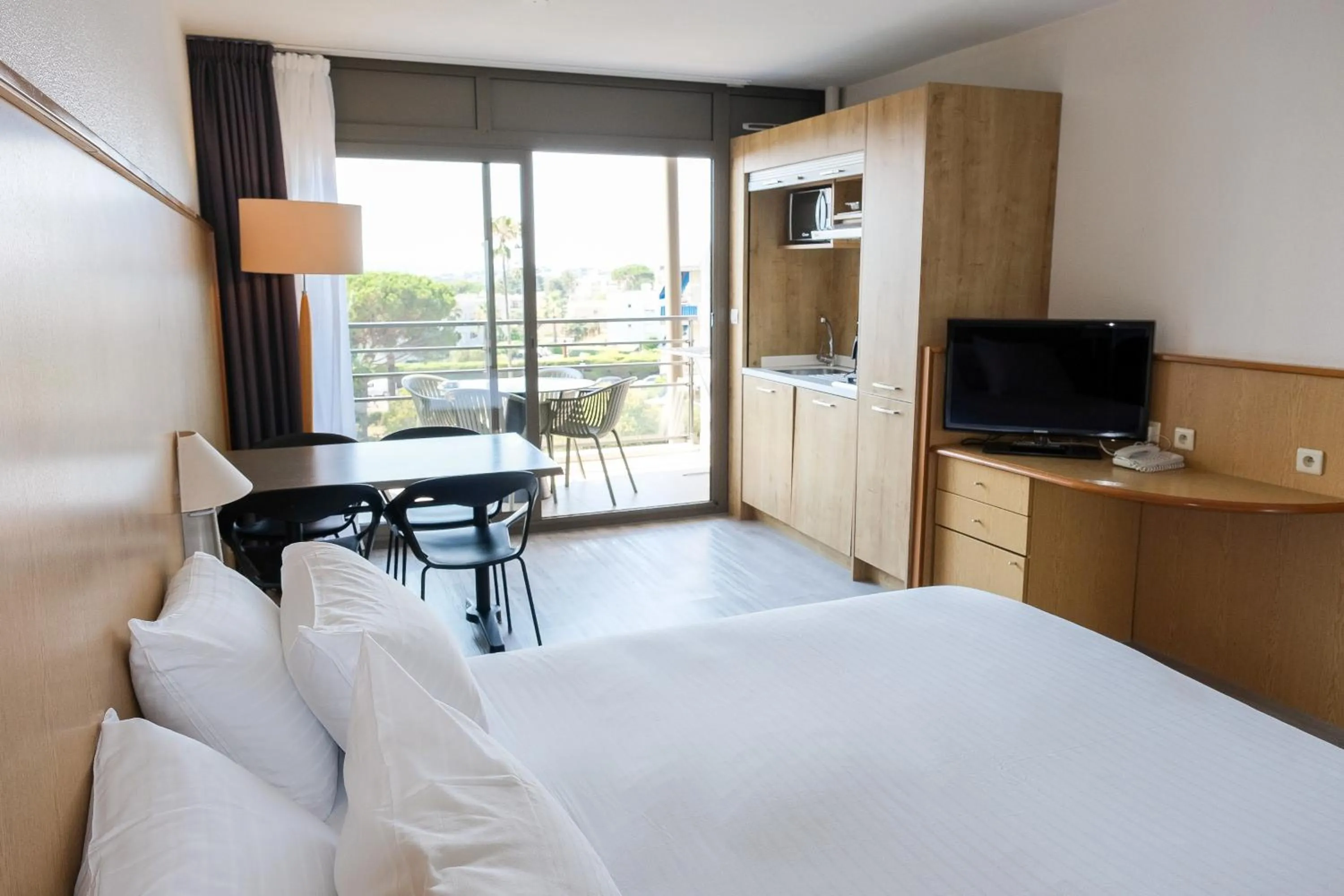 Balcony/Terrace, Bed in Thalazur Antibes - Résidence & Spa