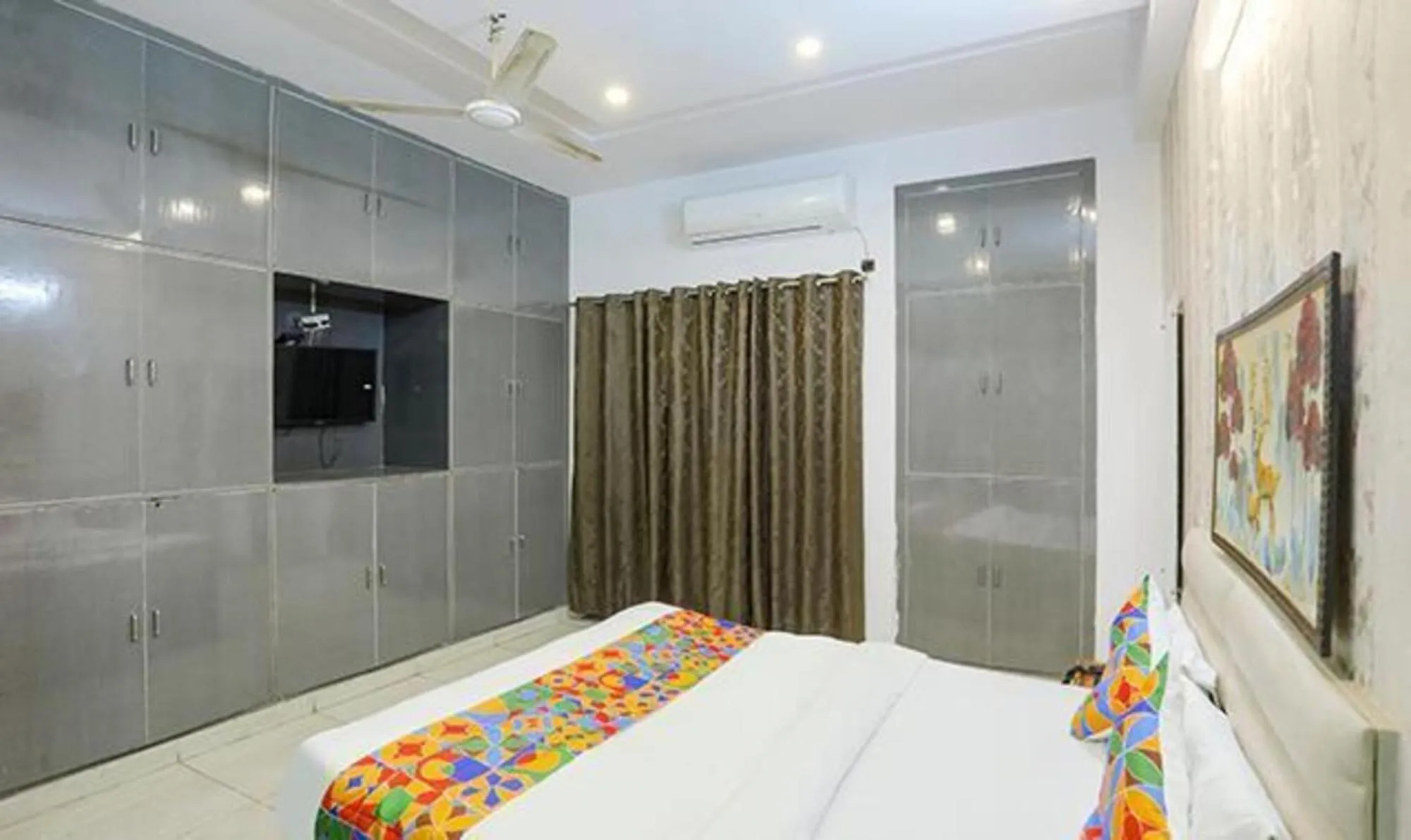 Bed in FabHotel Comfirt Inn