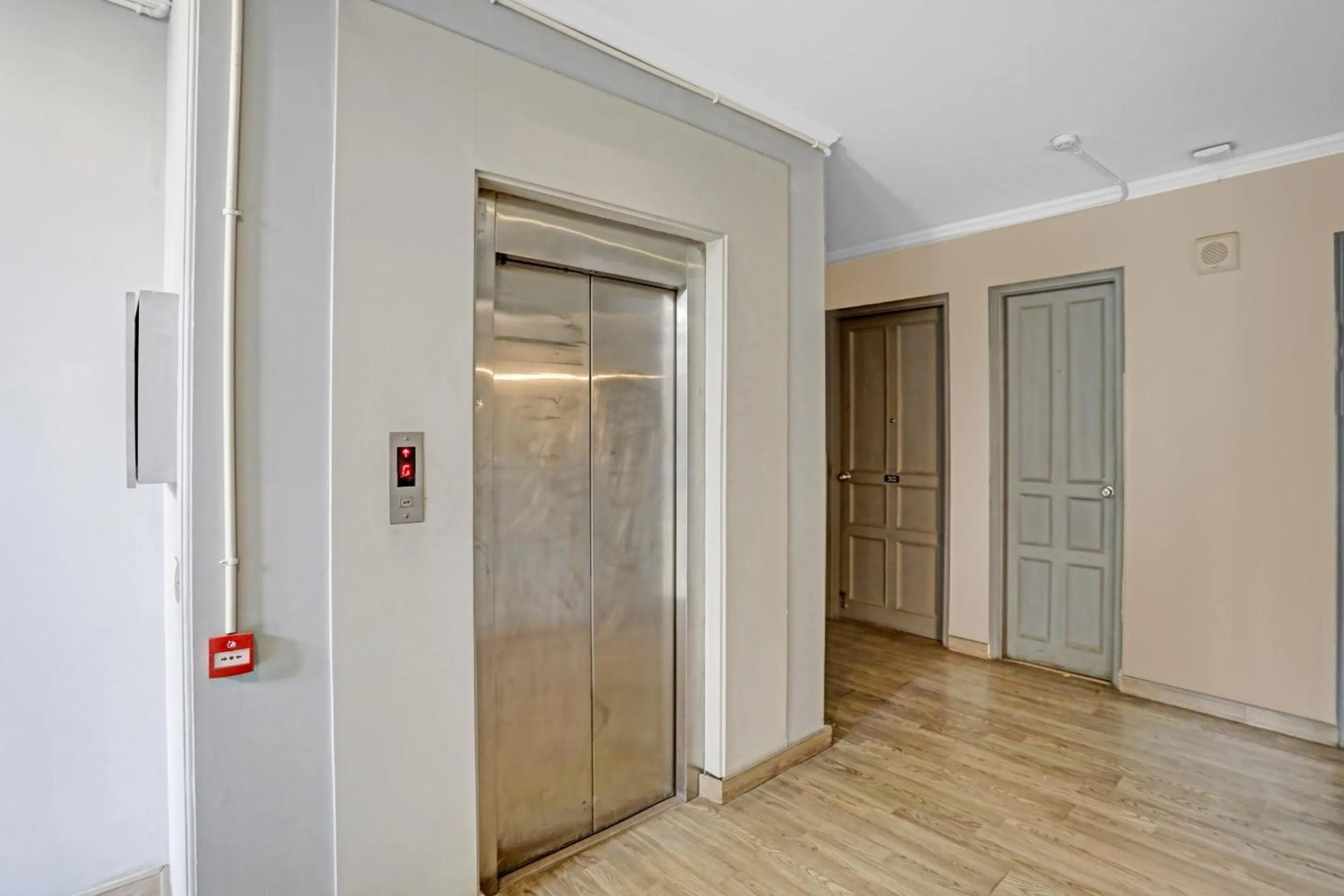 Lobby or reception in Super Townhouse Crystal Leaf