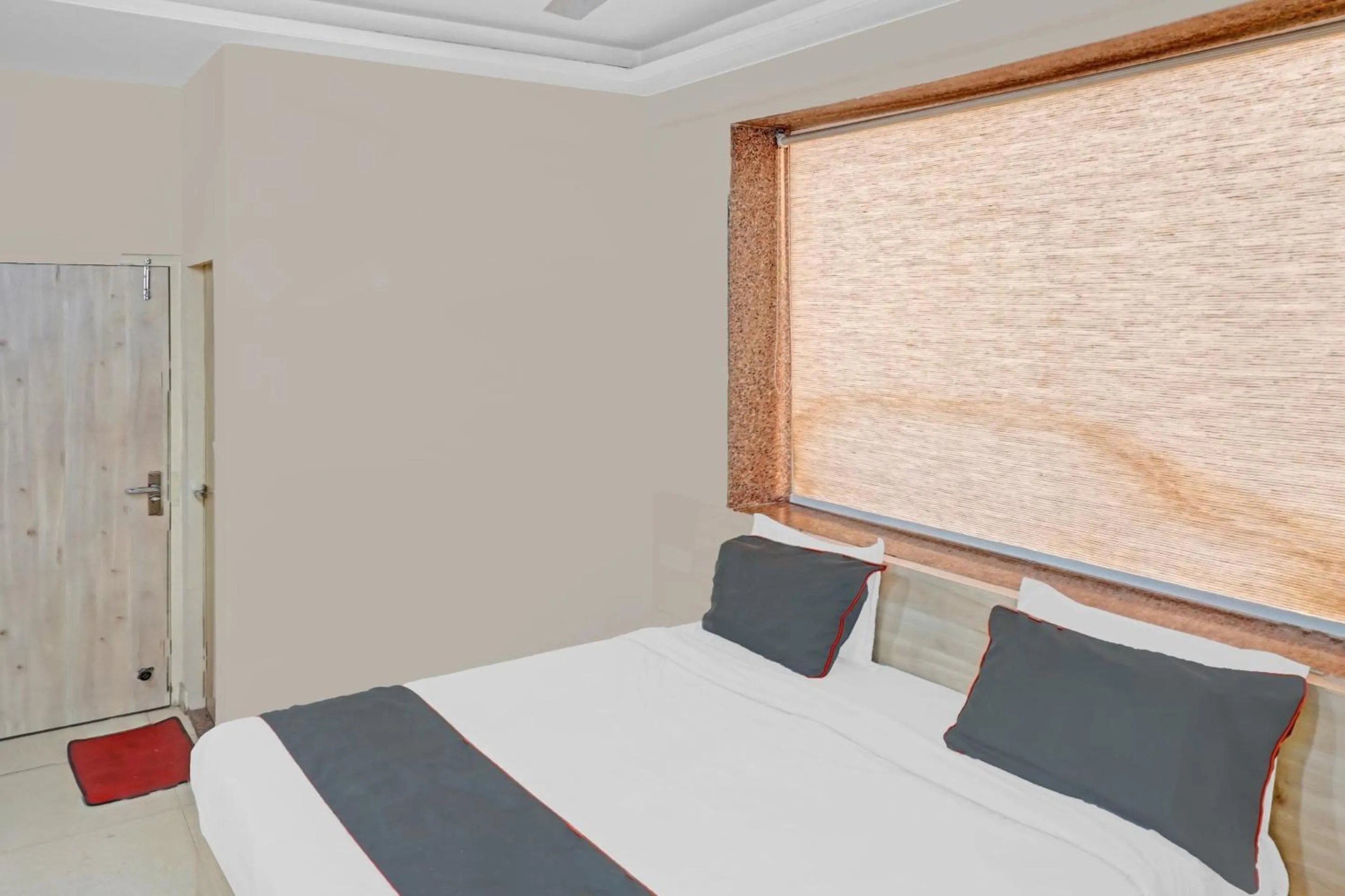 Facade/entrance, Bed in Hotel O Silver Inn