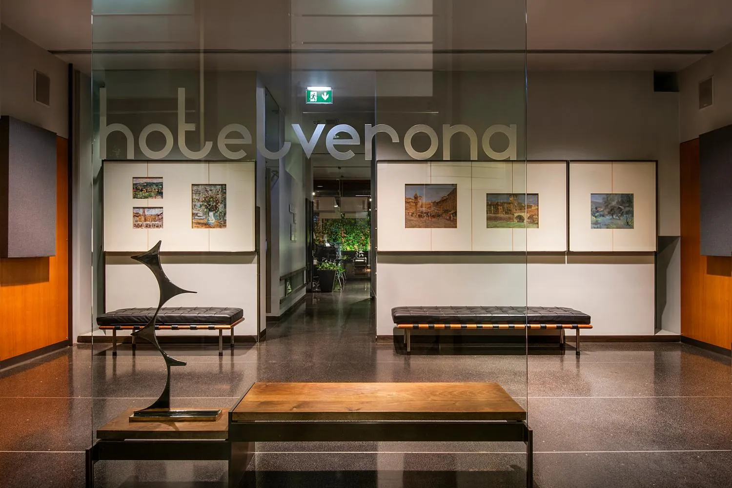 Text overlay in Hotel Verona