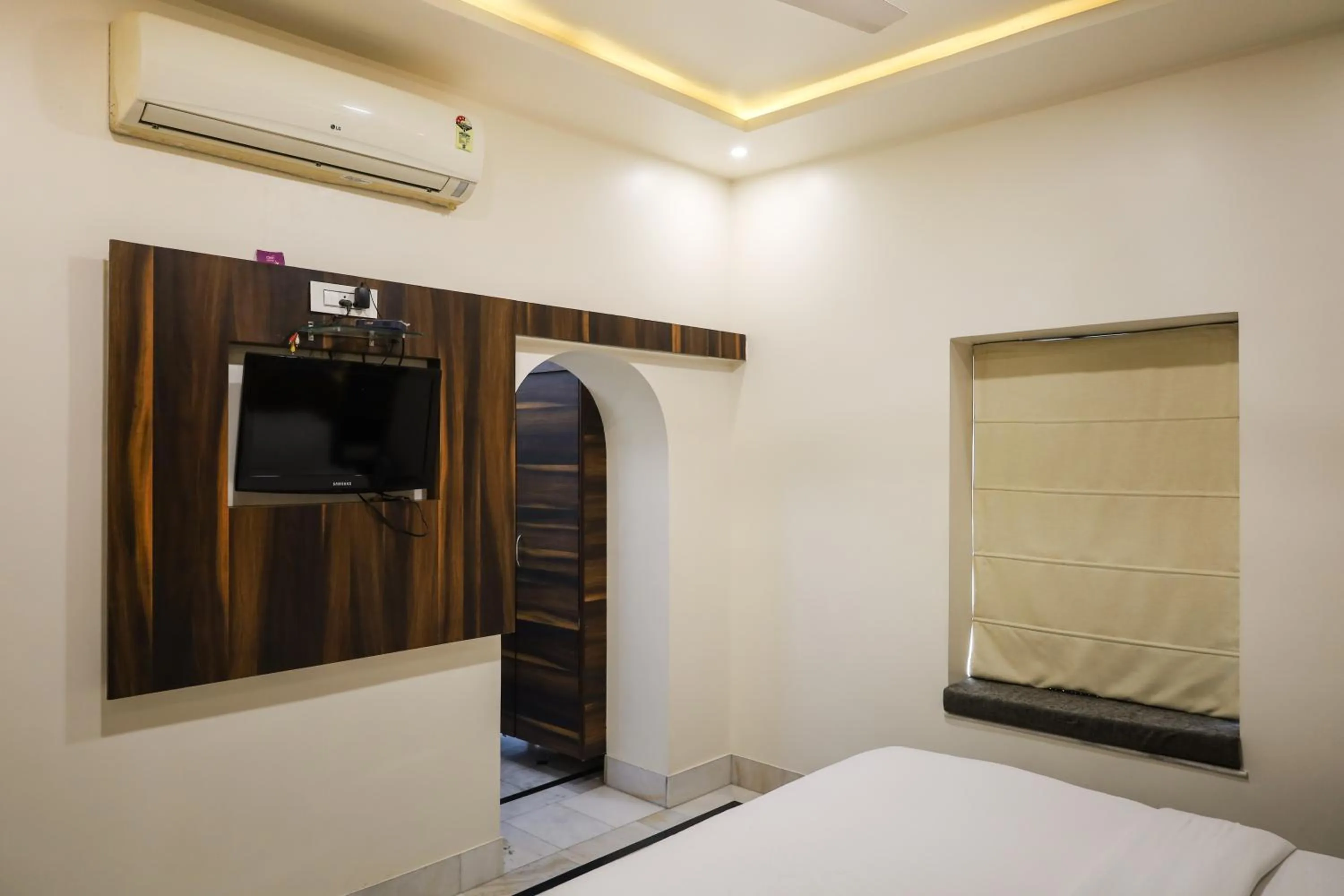 Living room, Bed in HOTEL CITY PALACE