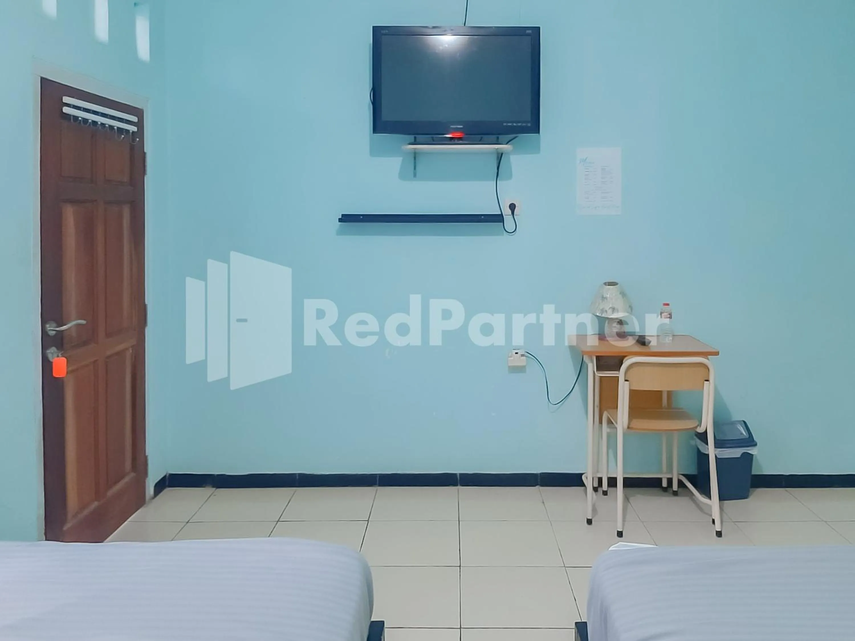 TV and multimedia in Syariah Safar Guest House Mitra RedDoorz