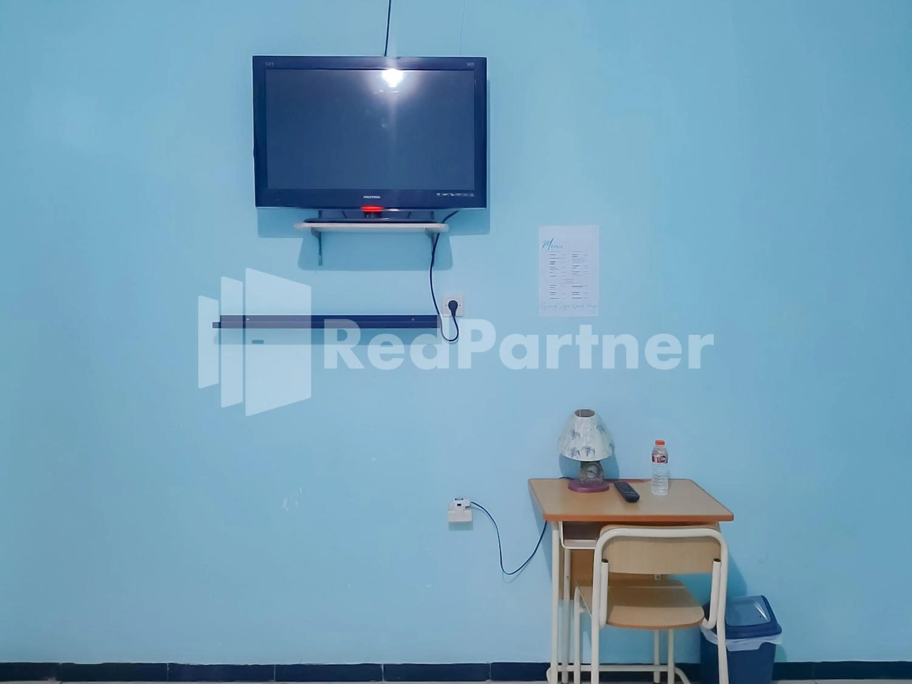 TV and multimedia in Syariah Safar Guest House Mitra RedDoorz